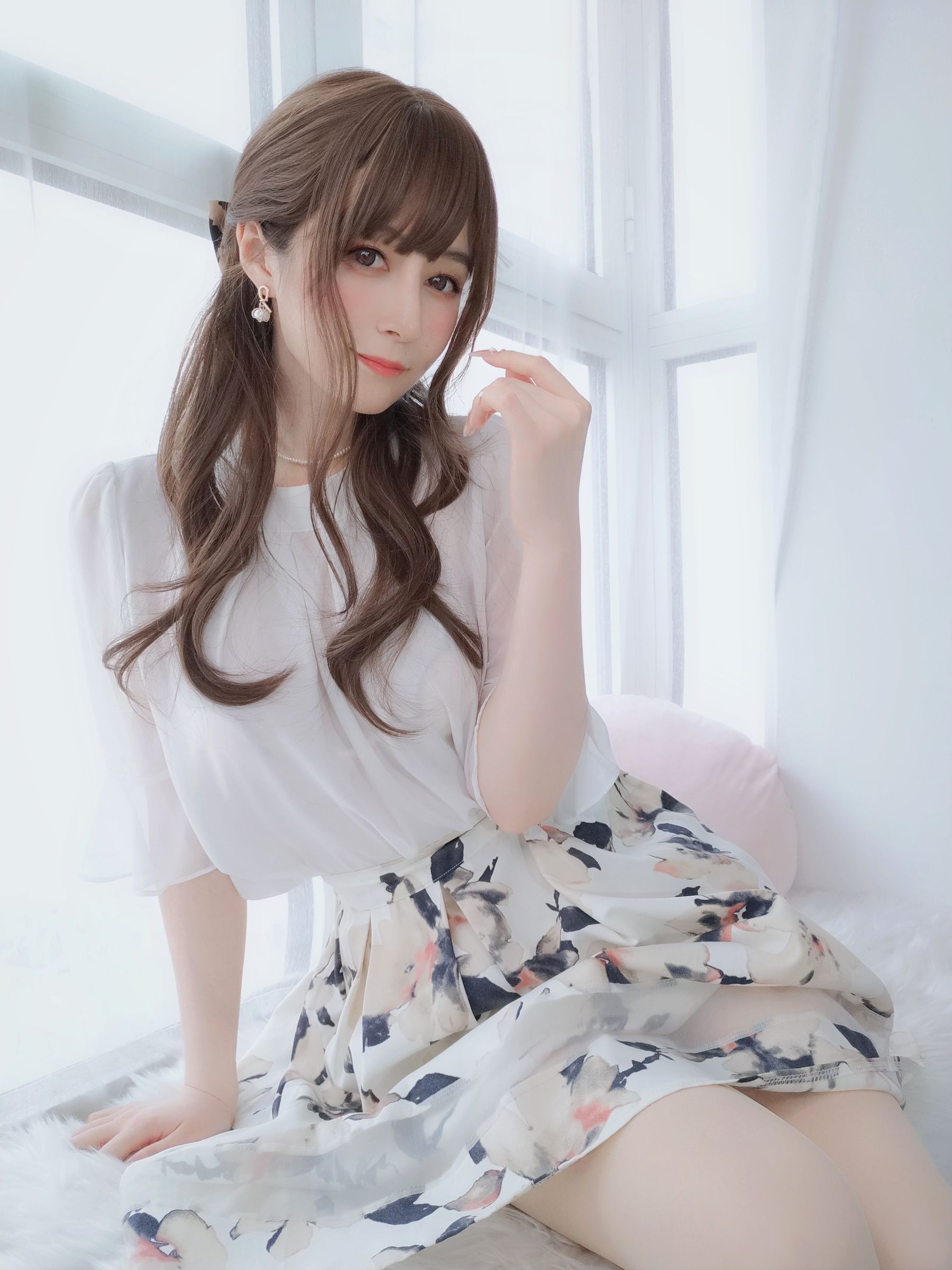 Coser小姐姐白银 – 肉丝人妻性感写真 白丝制服诱惑插图