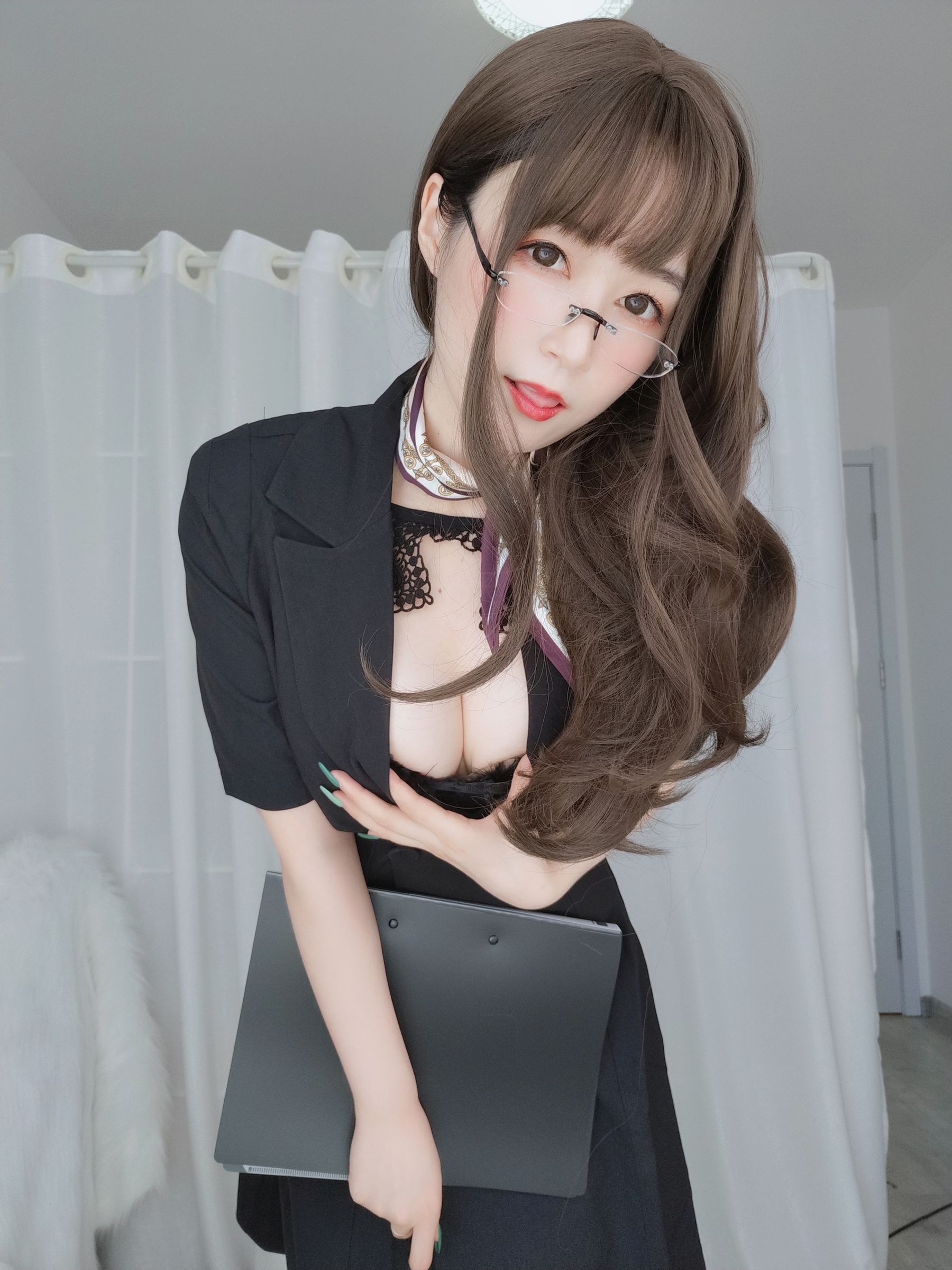 Coser小姐姐白银 – OL制服下的性感内衣写真插图 Coser小姐姐白银 – OL制服下的性感内衣写真插图