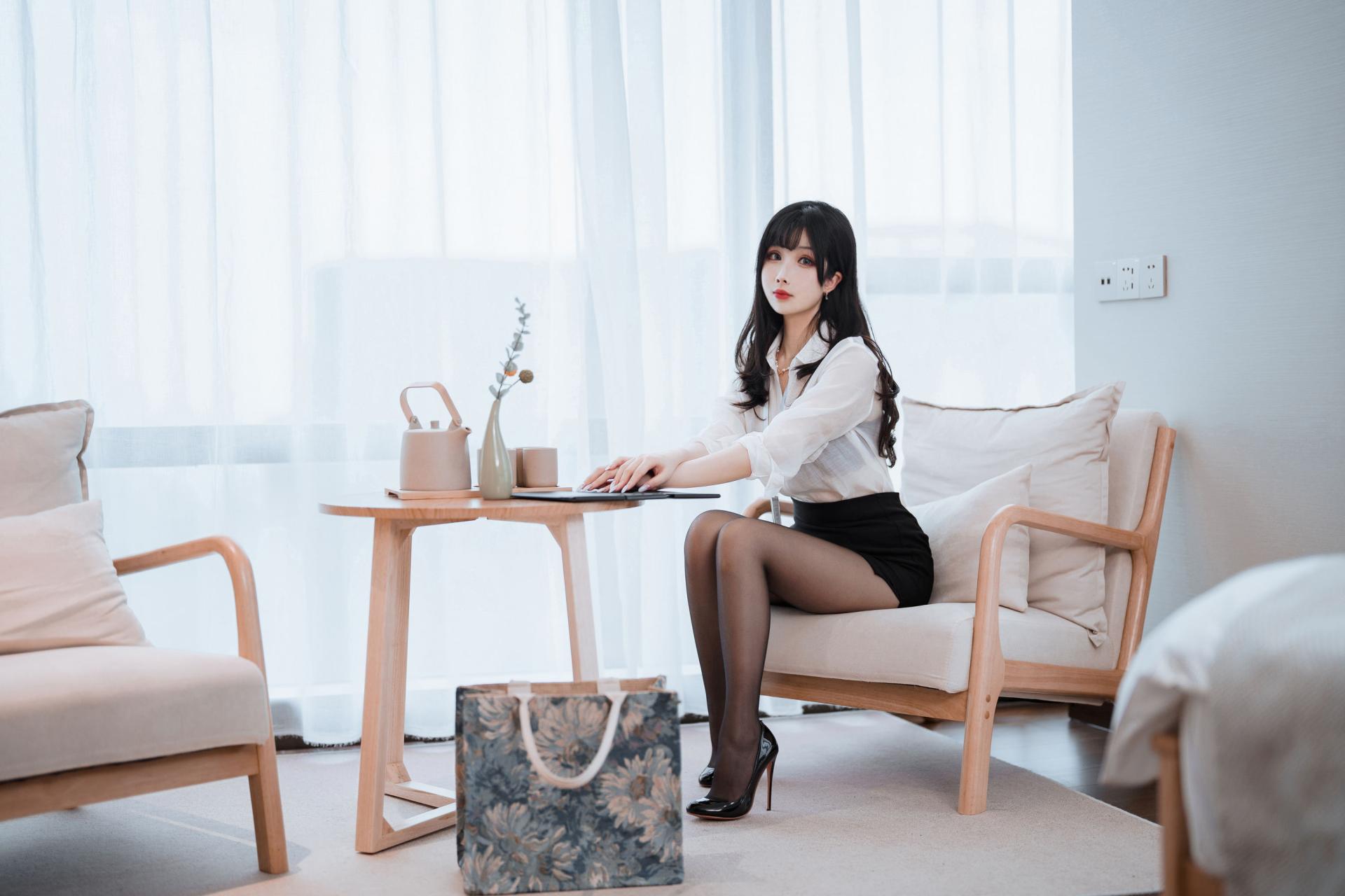 rioko凉凉子 OL前辈办公室制服诱惑 Cosplay写真集