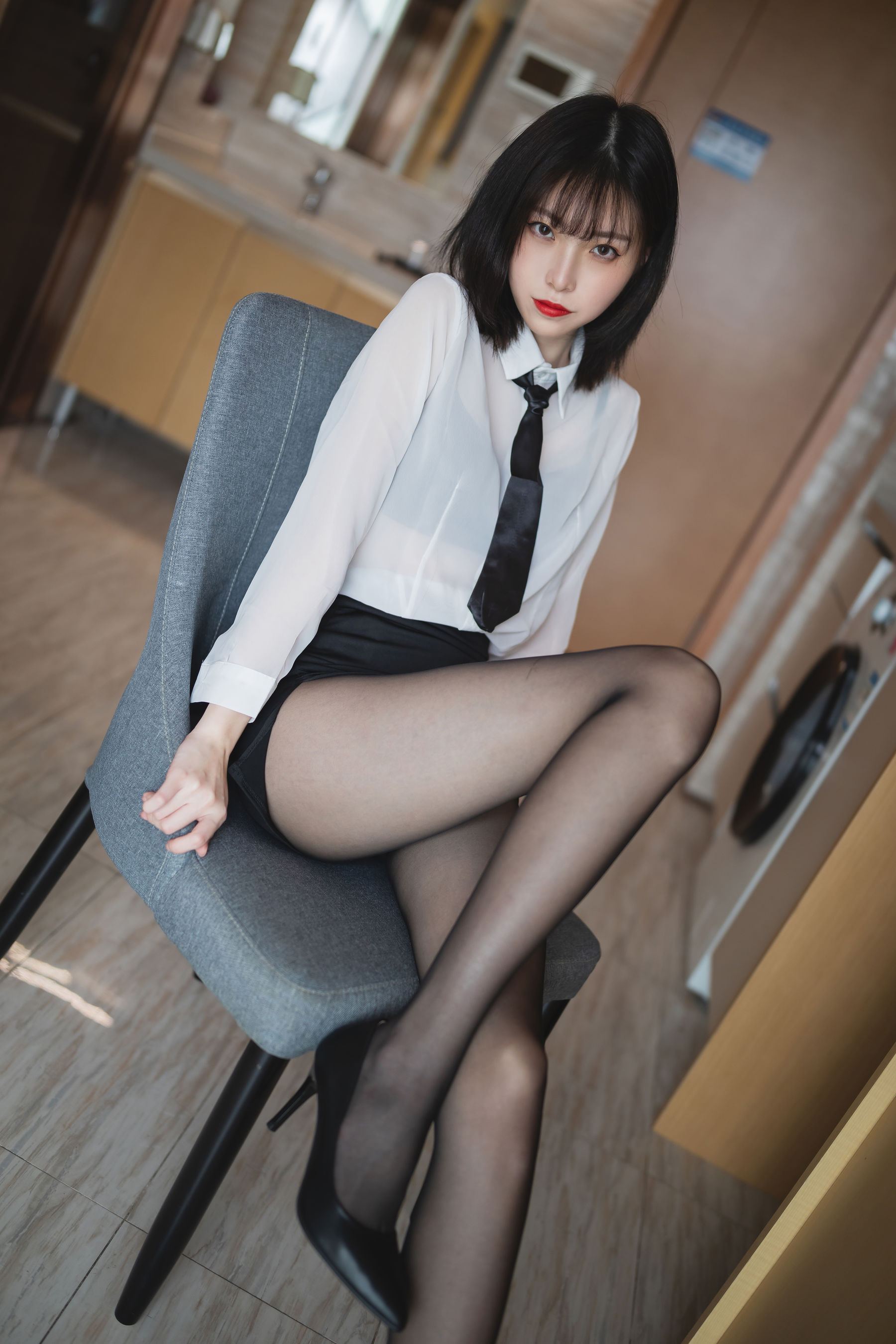 许岚 – OL制服写真 职场女神办公室诱惑 Cosplay摄影作品插图