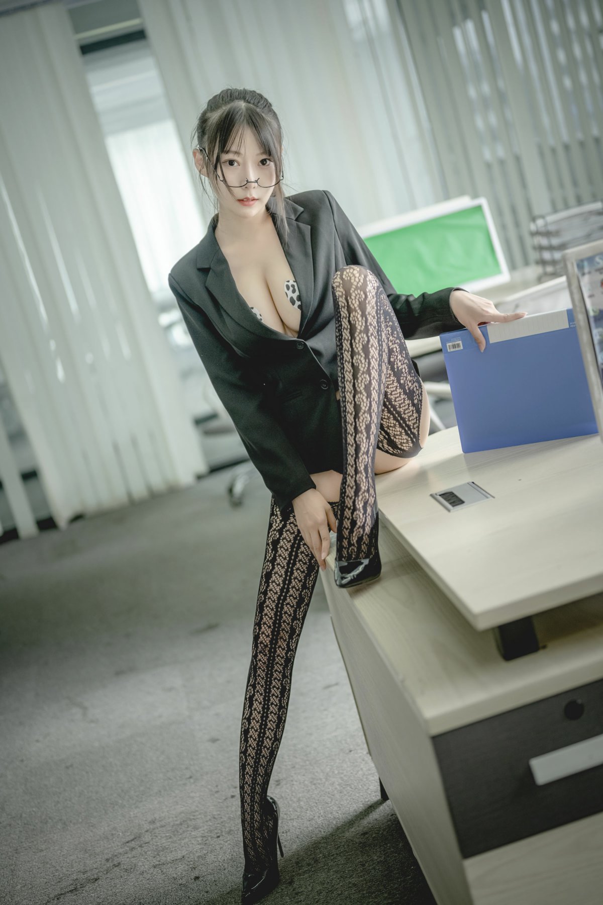 香草喵露露 – 黑色西装制服诱惑 Cosplay写真插图 香草喵露露 – 黑色西装制服诱惑 Cosplay写真插图