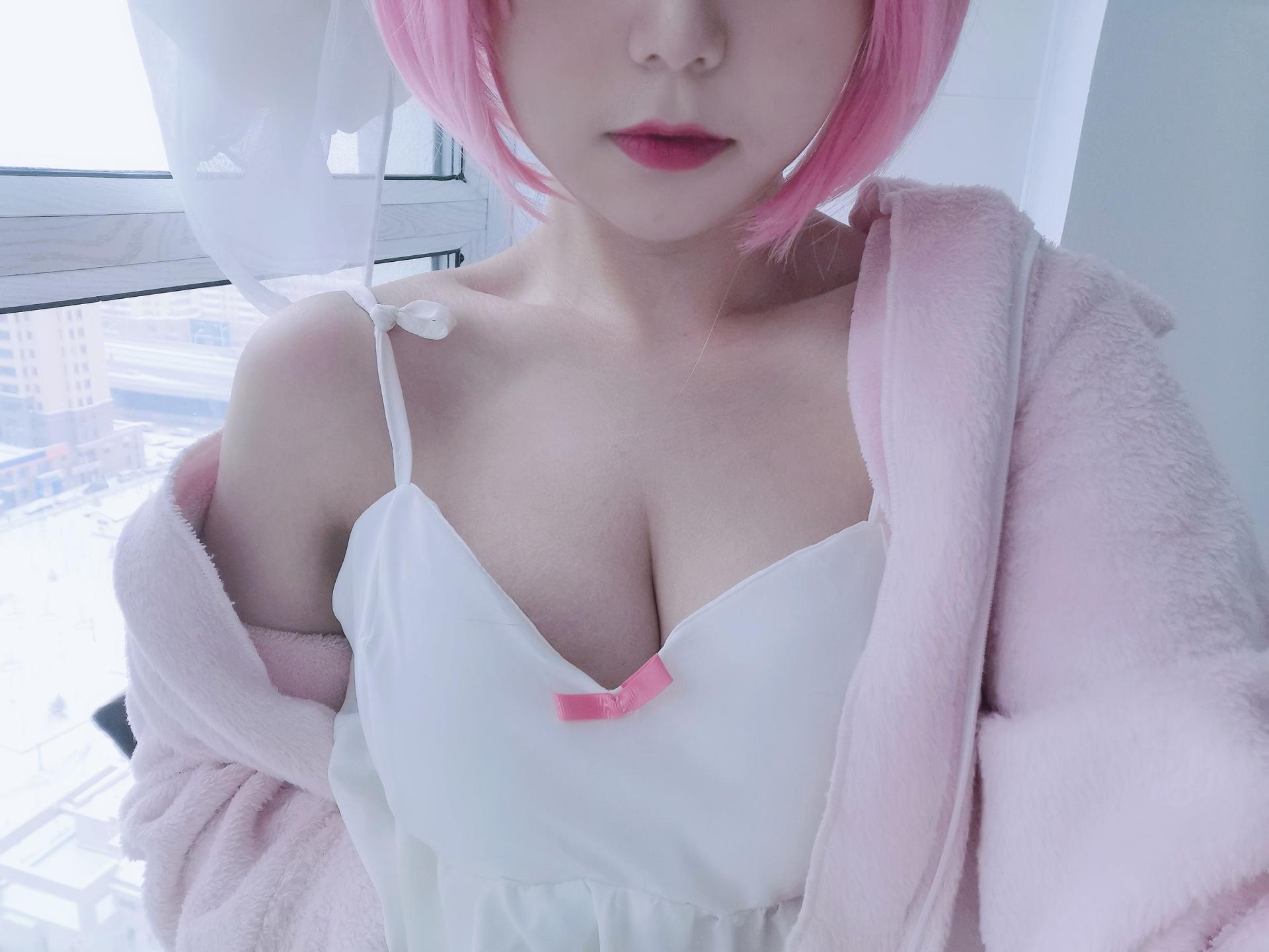 eloise软软 – 拉姆睡衣cosplay写真 蕾姆同款睡裙 ReZero从零开始 雷姆姐妹 动漫角色扮演插图