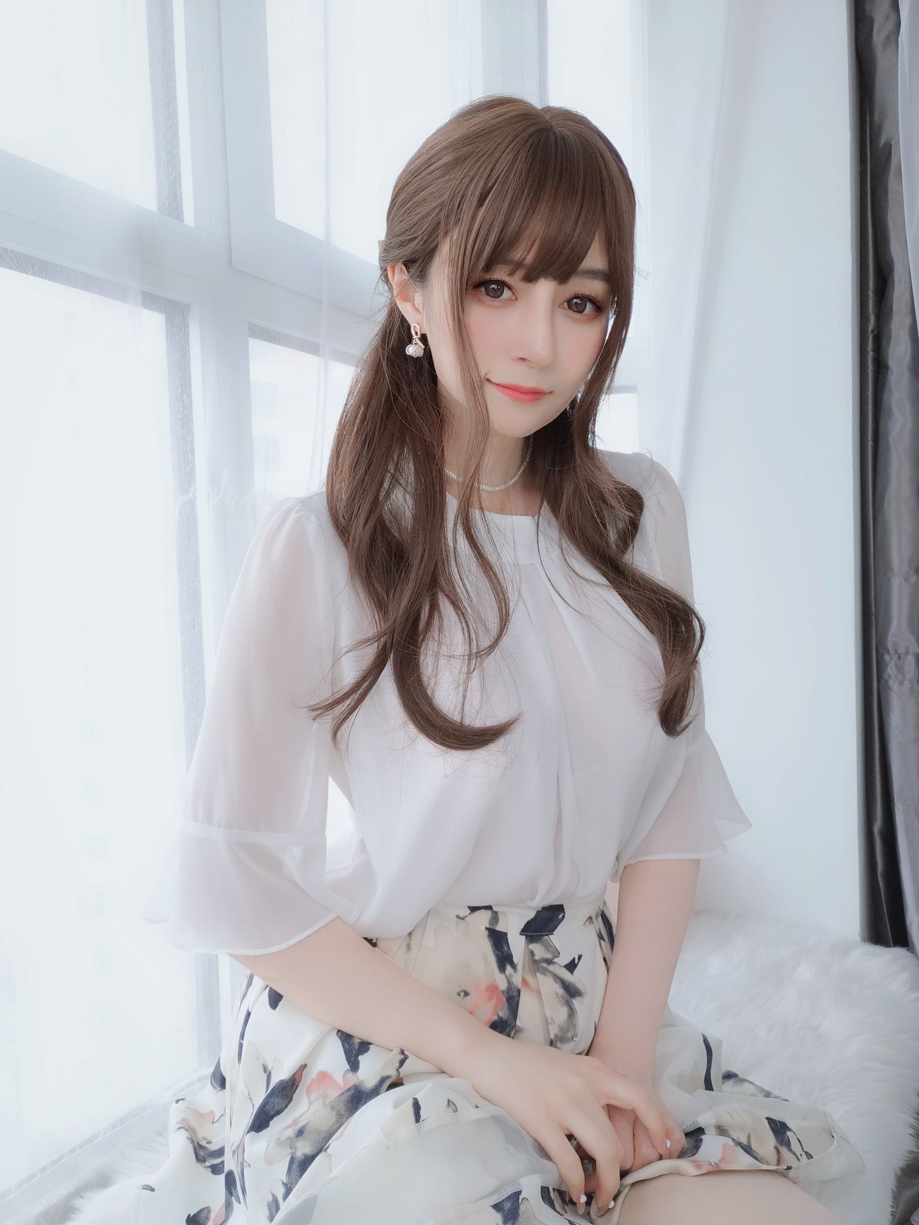 Coser小姐姐白银 – 肉丝人妻性感写真 白丝制服诱惑插图