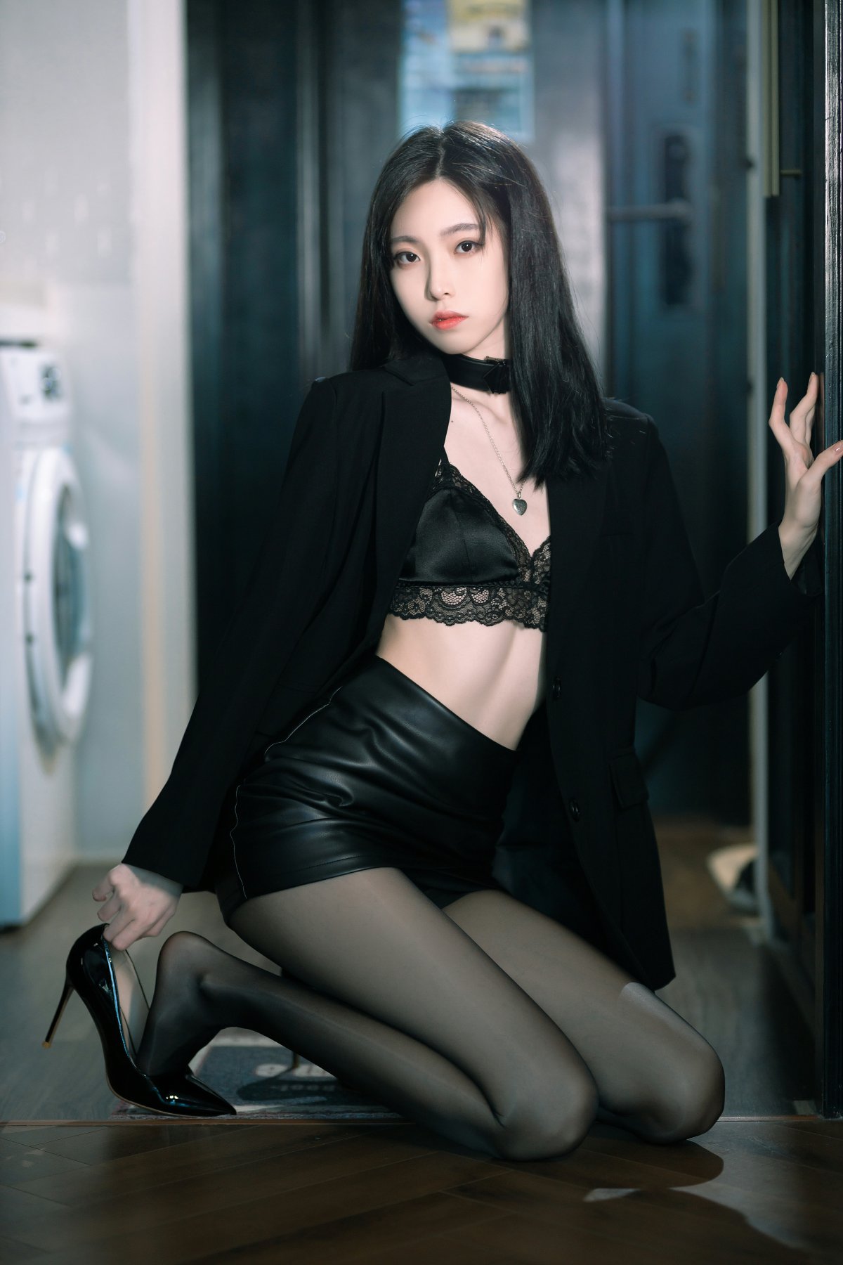 许岚 – 黑丝西装Cosplay 制服诱惑 职场御姐写真插图 许岚 – 黑丝西装Cosplay 制服诱惑 职场御姐写真插图