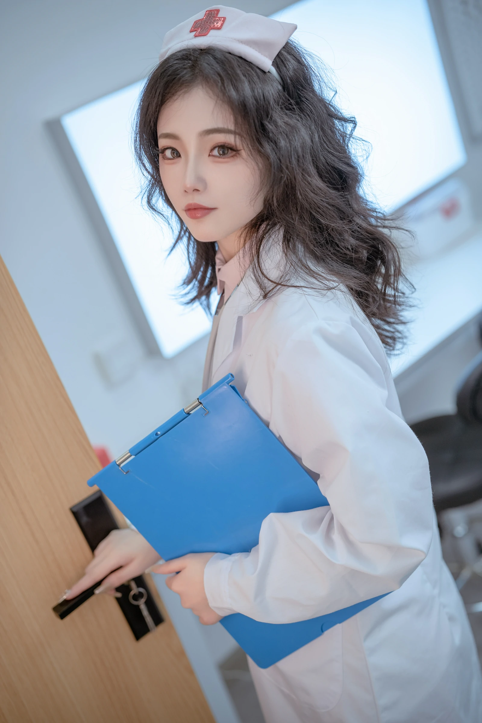 桃良阿宅 – 诊疗室护士制服Cosplay写真 二次元医疗主题摄影作品插图