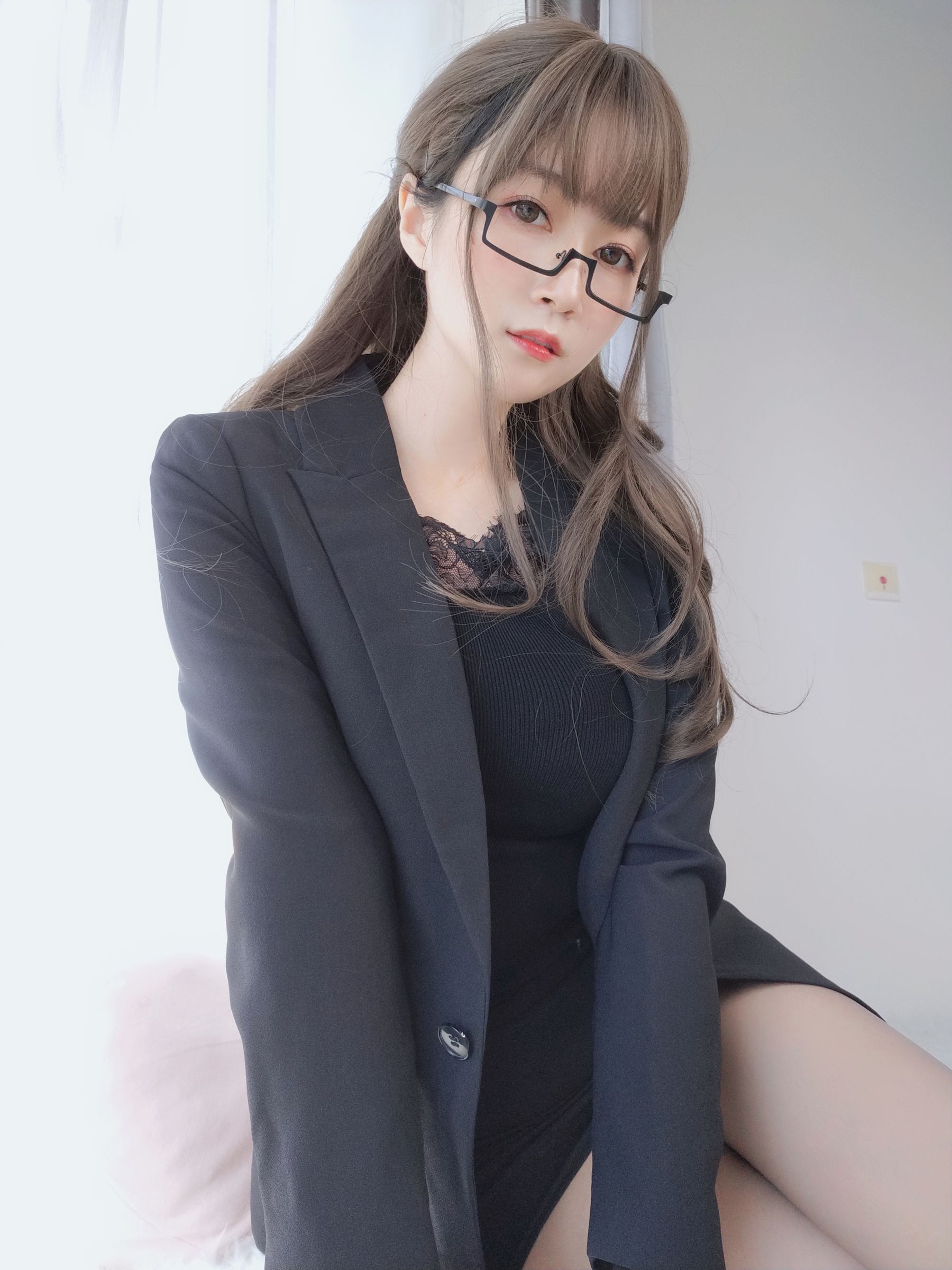 Coser小姐姐白银 – 黑西服性感写真插图