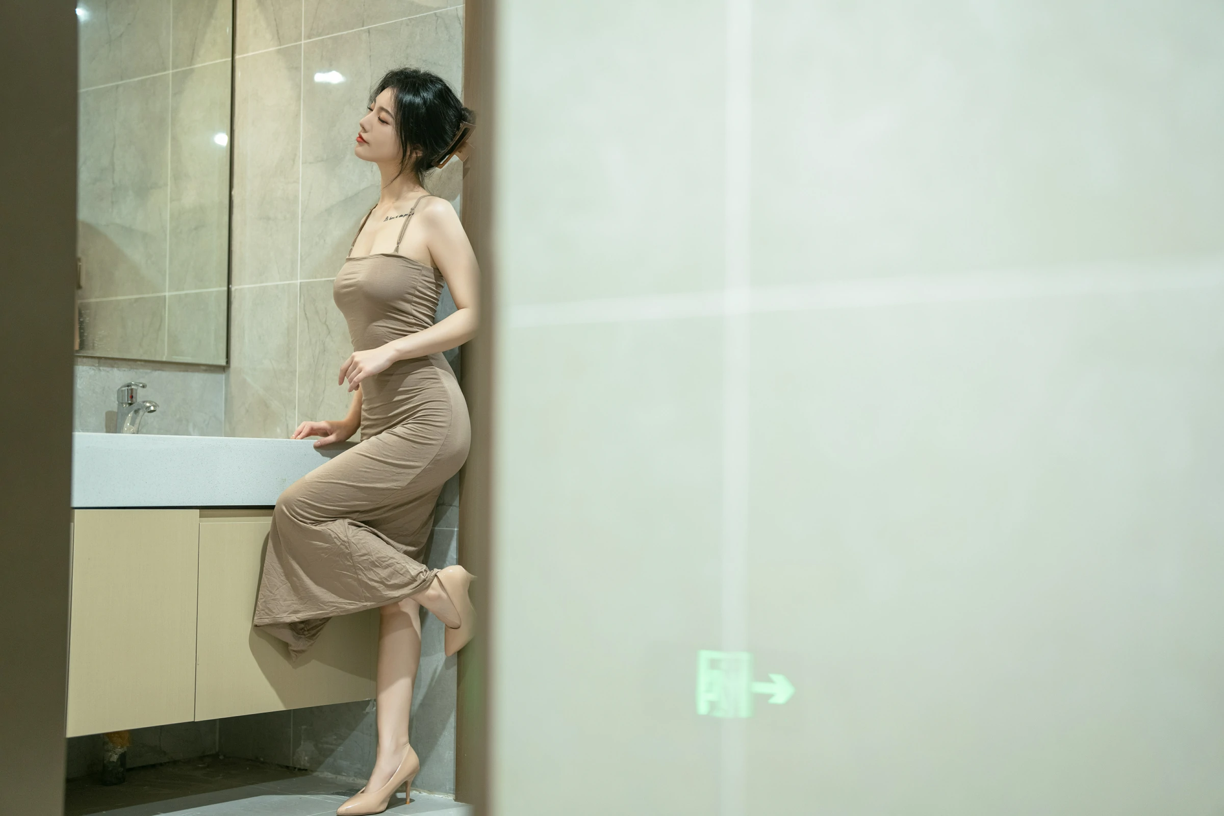 桃良阿宅 – 公共厕所 Cosplay 写真 性感制服诱惑 二次元角色扮演插图