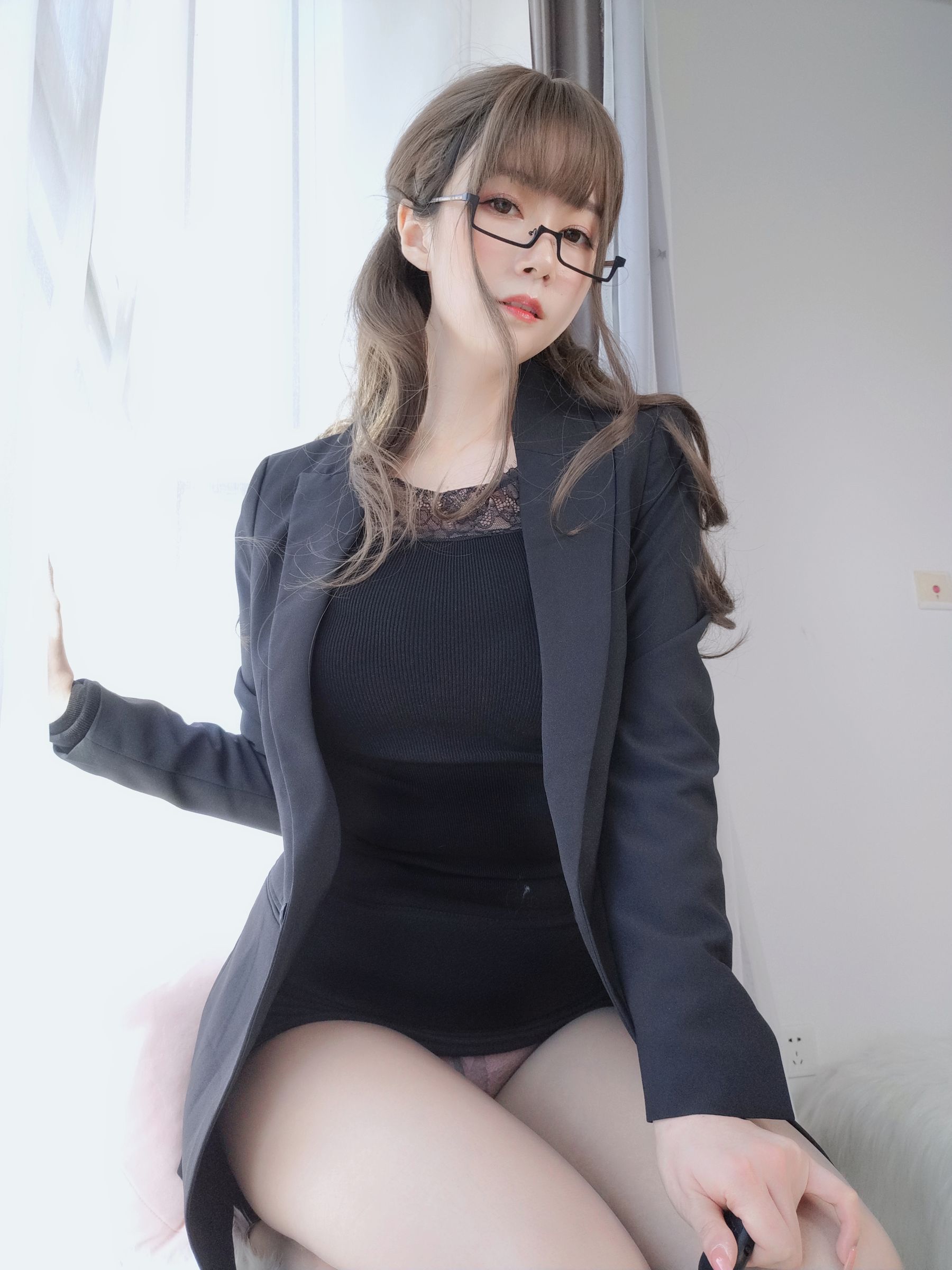 Coser小姐姐白银 – 黑西服性感写真插图 Coser小姐姐白银 – 黑西服性感写真插图