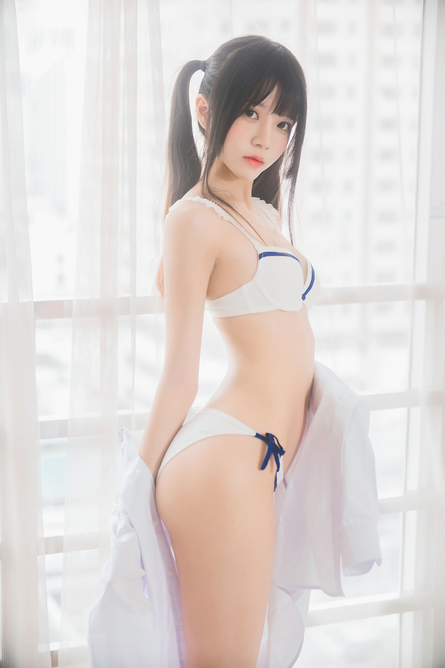 桜桃喵 – 白衬衫双马尾少女写真 Cosplay摄影作品插图