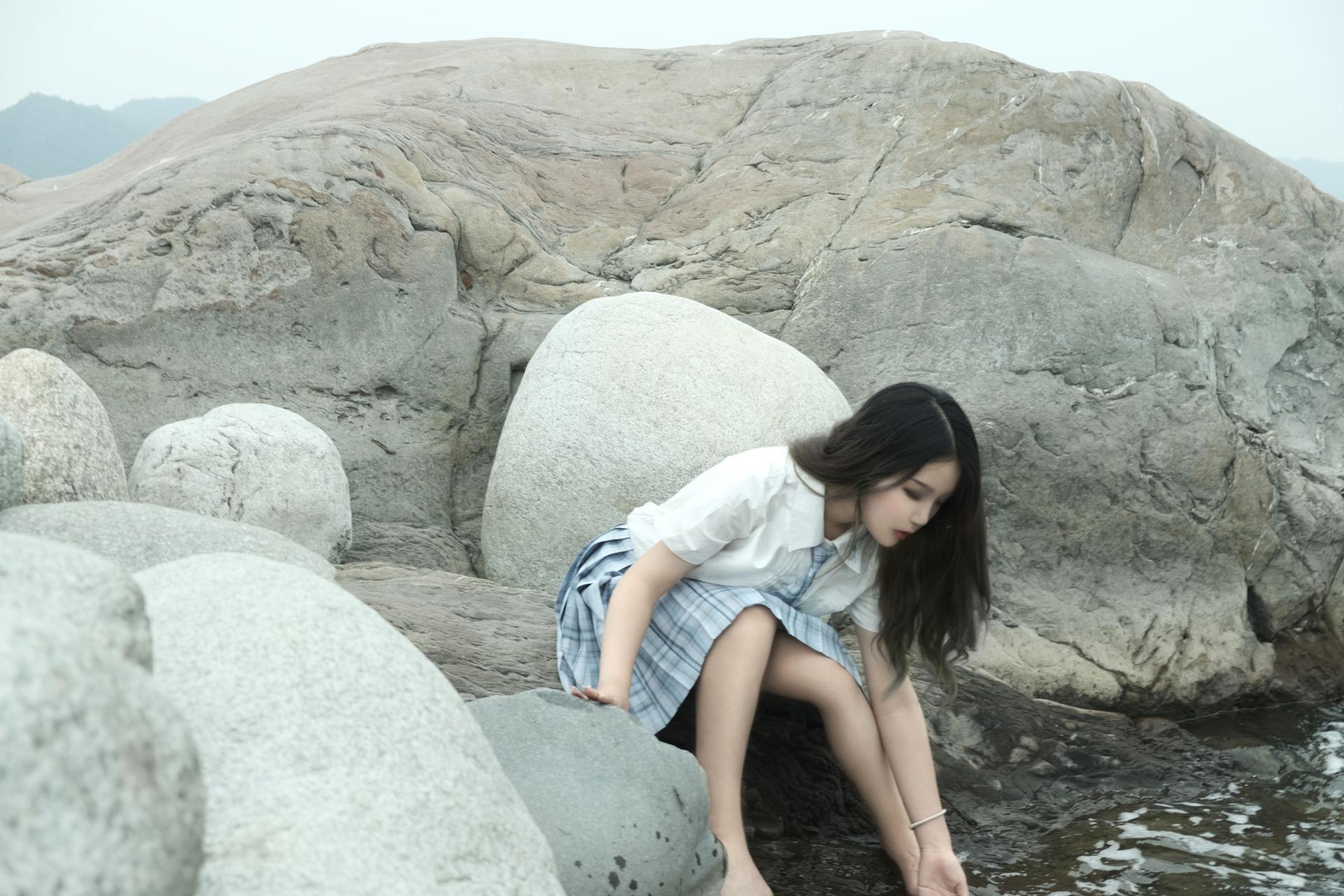 eloise软软 河边JK少女写真 清新制服cosplay摄影插图 eloise软软 河边JK少女写真 清新制服cosplay摄影插图