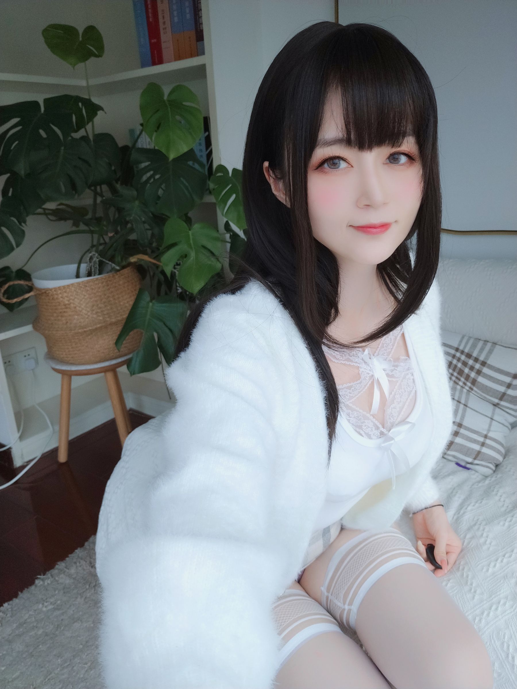 Coser小姐姐白银 – 白蕾丝cosplay写真 白银角色白蕾丝装扮摄影作品插图 Coser小姐姐白银 – 白蕾丝cosplay写真 白银角色白蕾丝装扮摄影作品插图