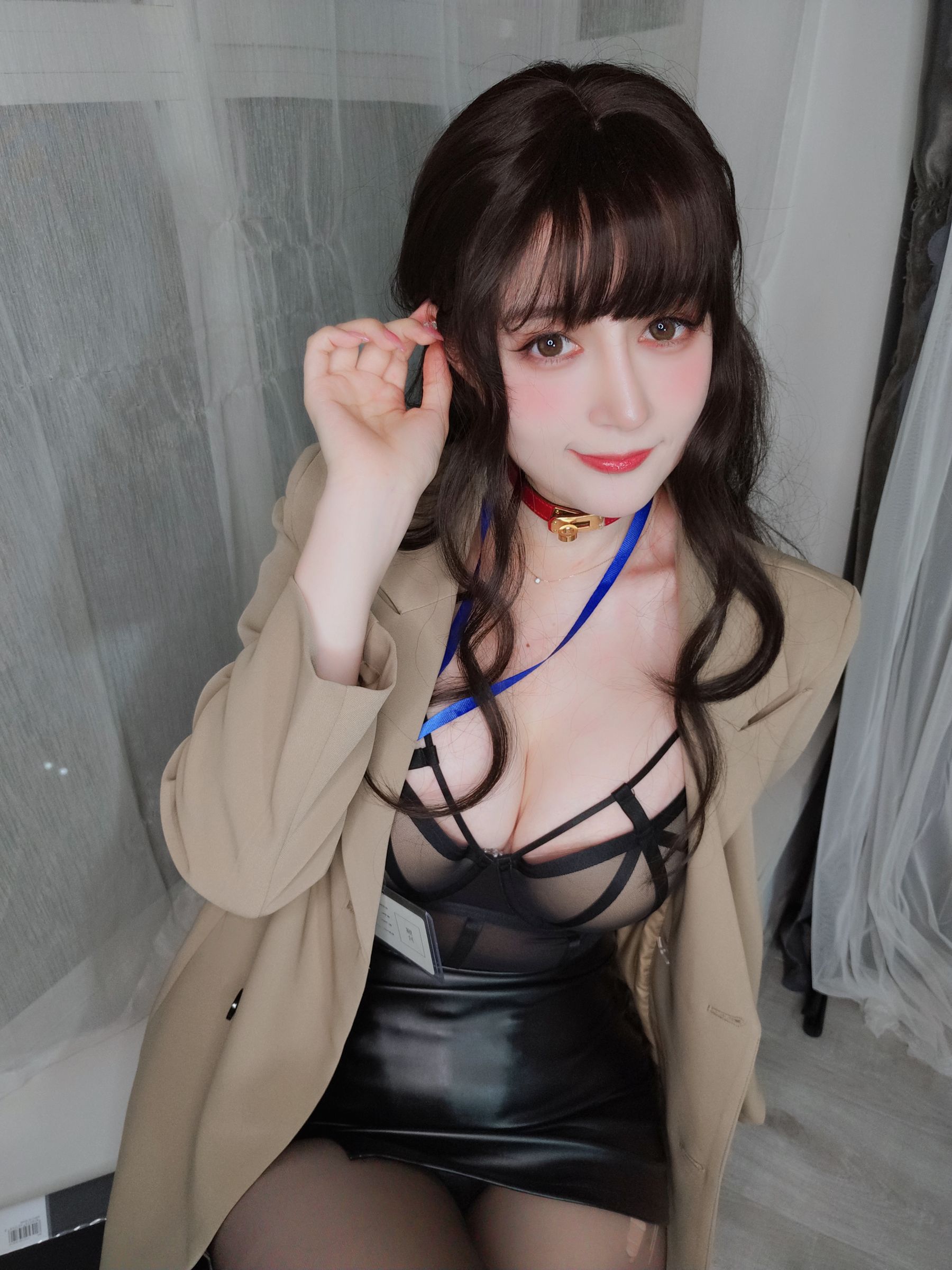 Coser小姐姐白银 – 风衣黑丝OL性感写真 御姐气质办公室诱惑插图