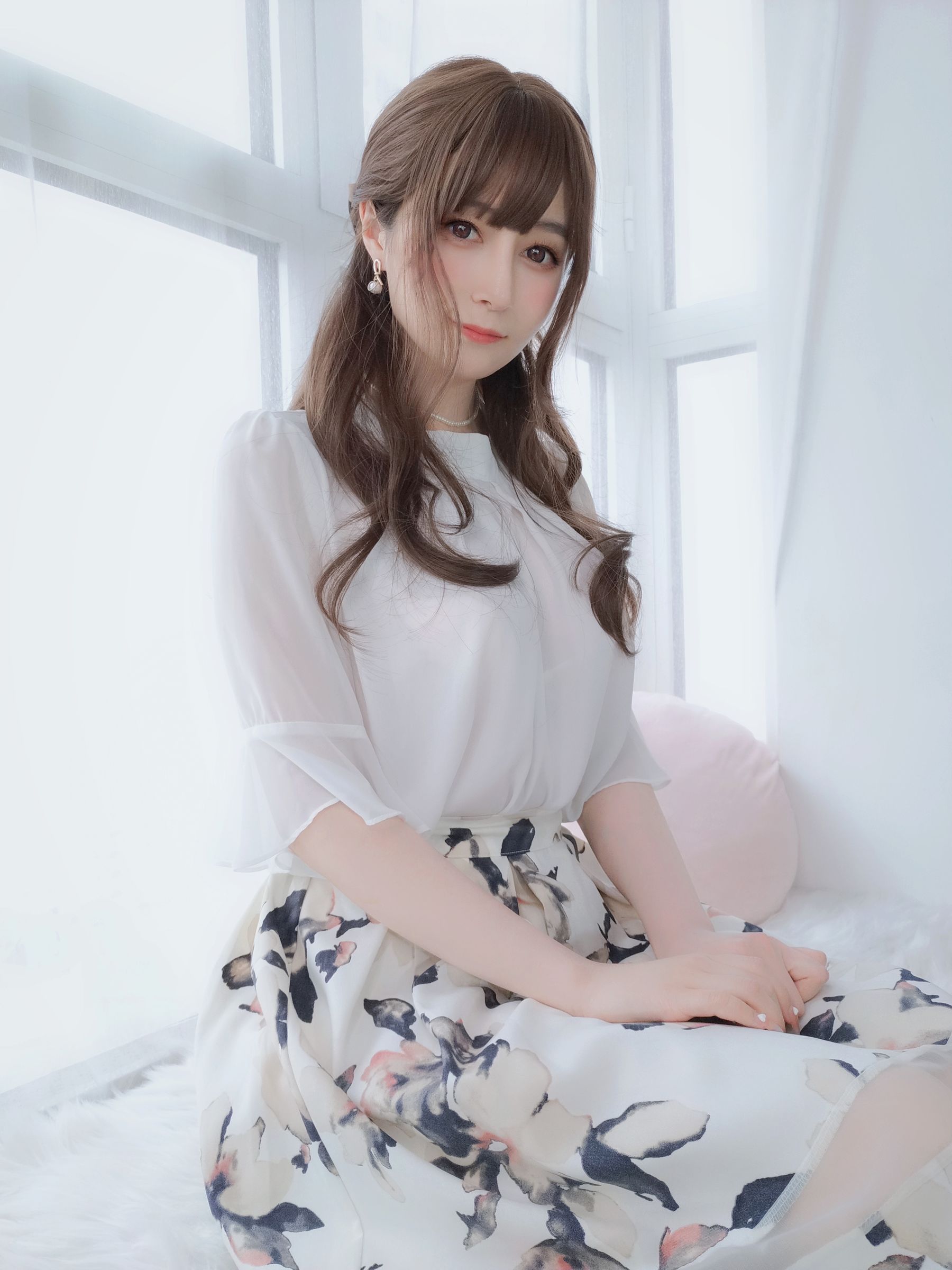 Coser小姐姐白银 – 肉丝人妻性感写真 白丝制服诱惑插图