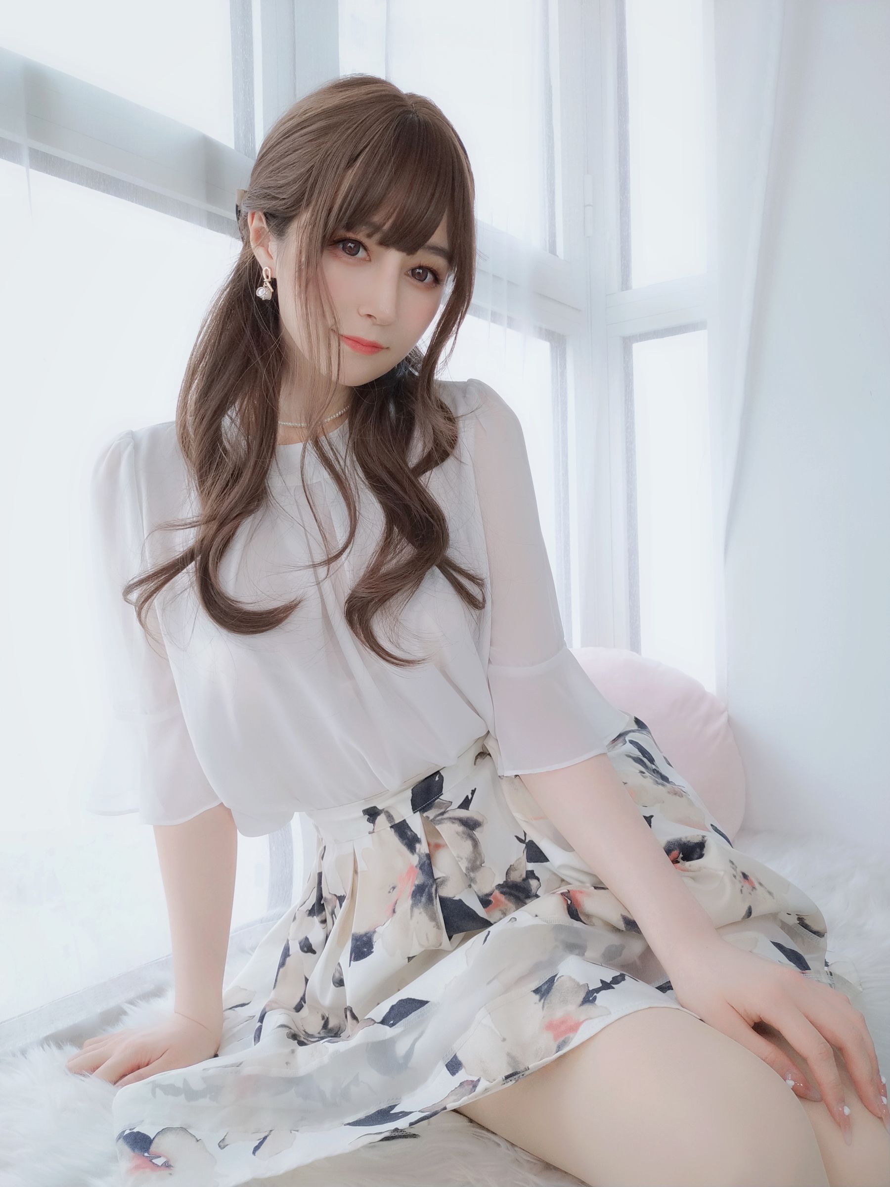 Coser小姐姐白银 – 肉丝人妻性感写真 白丝制服诱惑插图