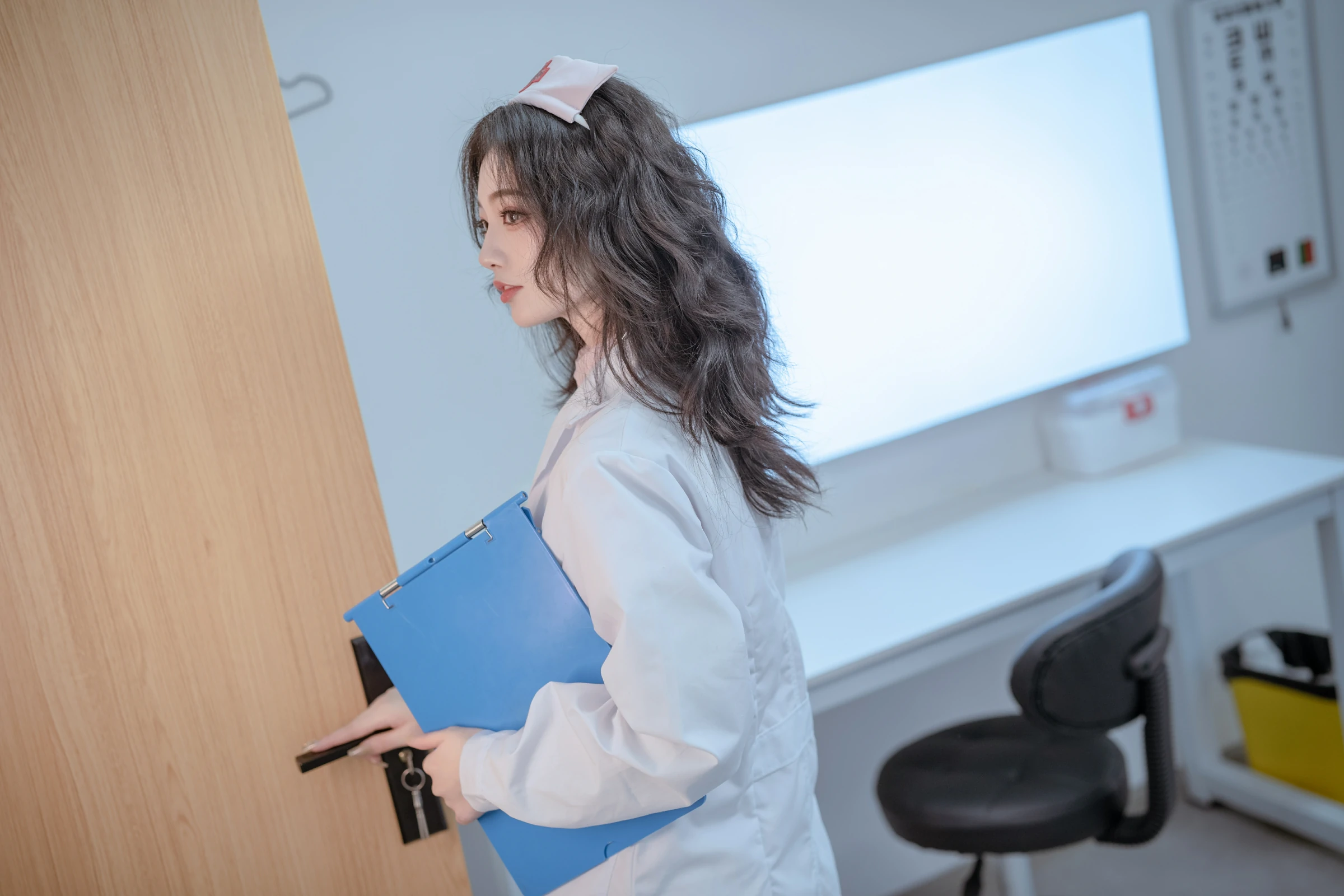 桃良阿宅 – 诊疗室护士制服Cosplay写真 二次元医疗主题摄影作品插图