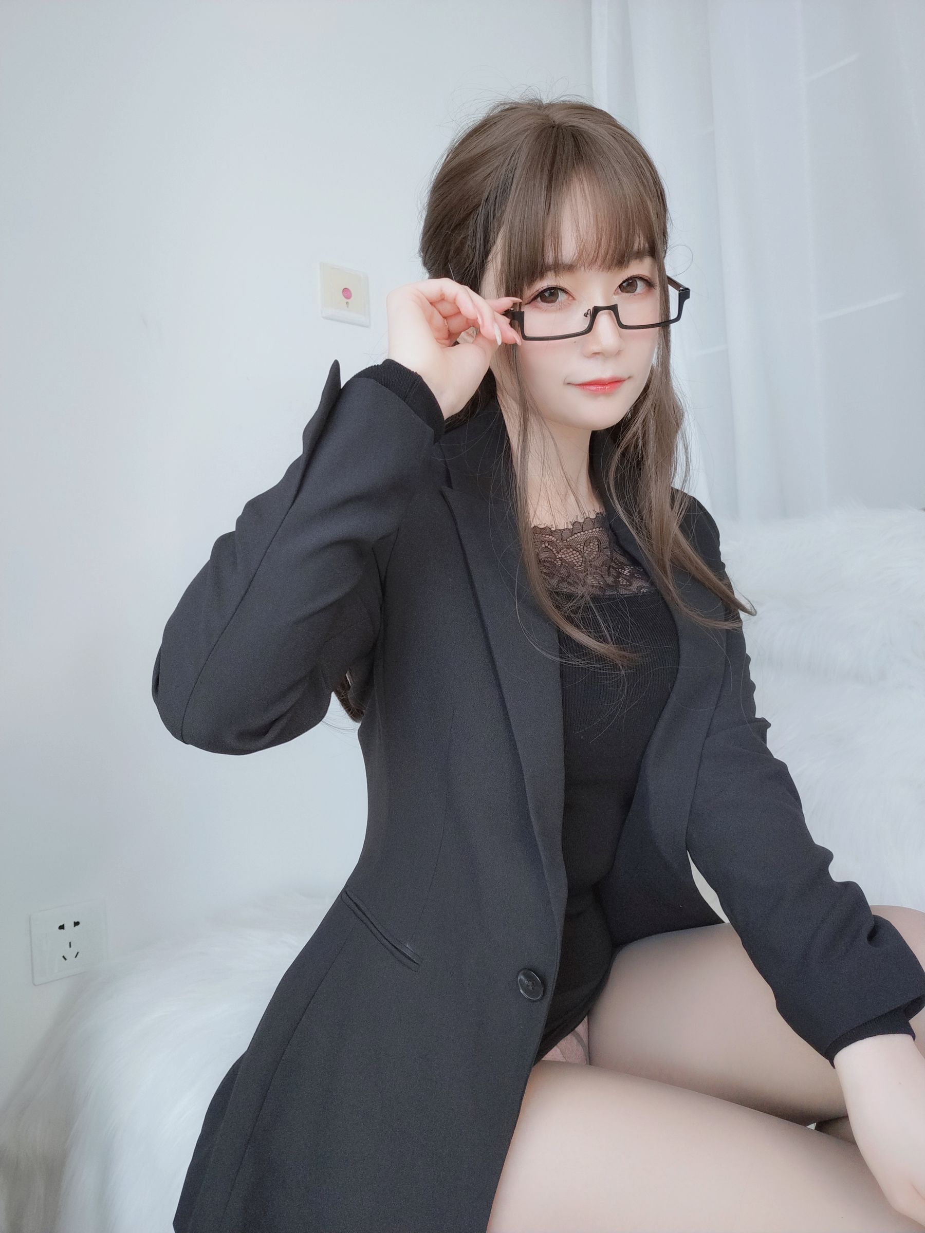 Coser小姐姐白银 – 黑西服性感写真插图