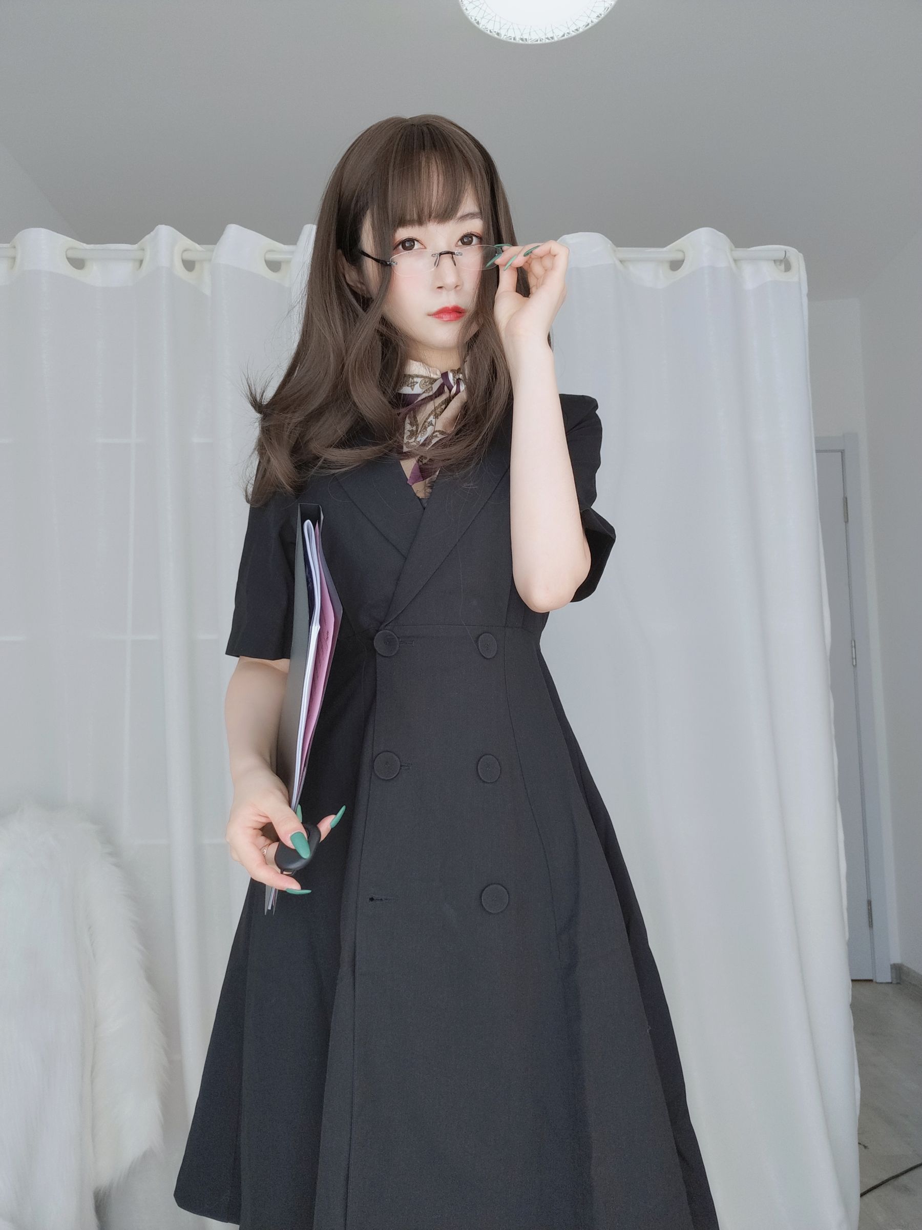 Coser小姐姐白银 – OL制服下的性感内衣写真插图