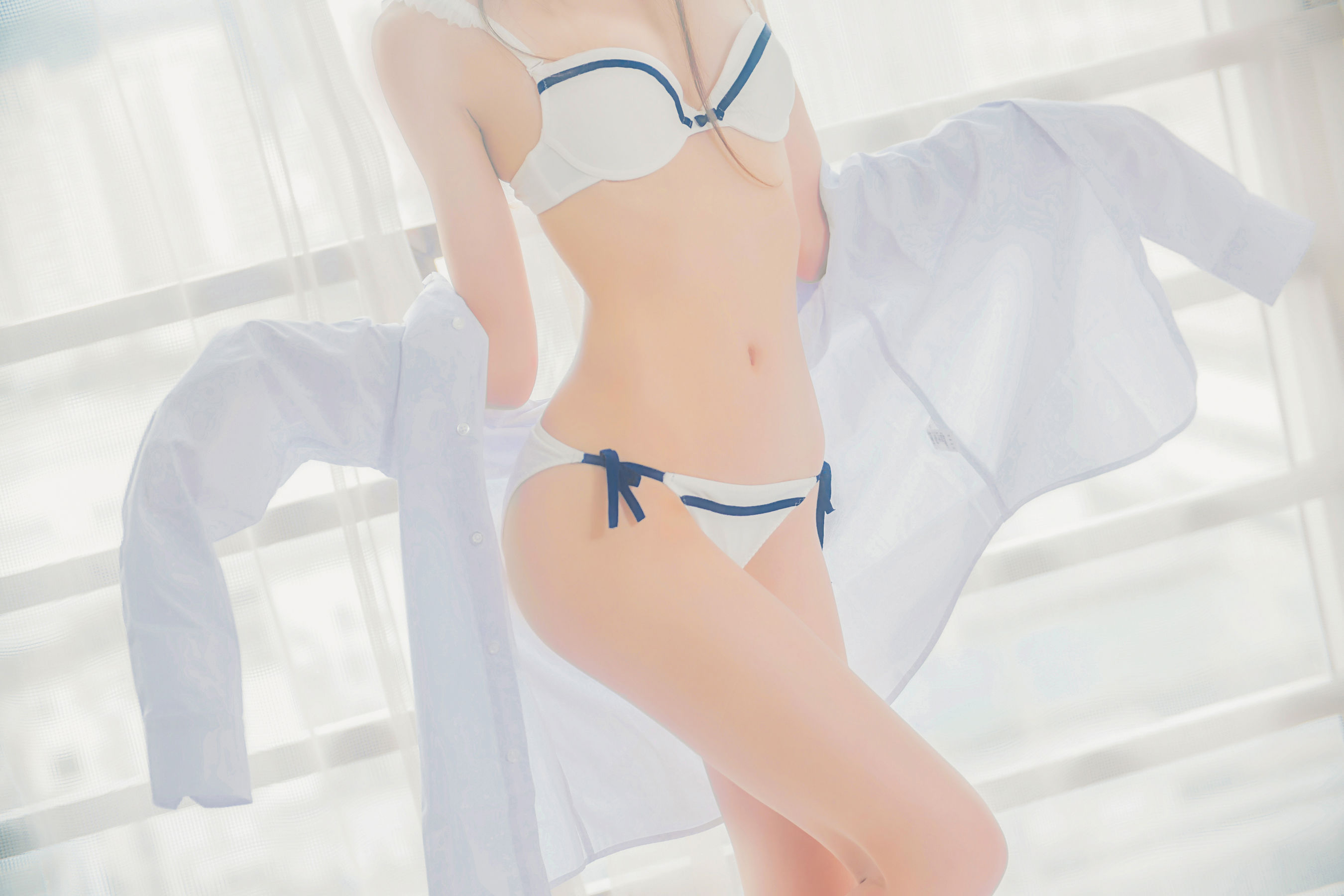 桜桃喵 – 白衬衫双马尾少女写真 Cosplay摄影作品插图