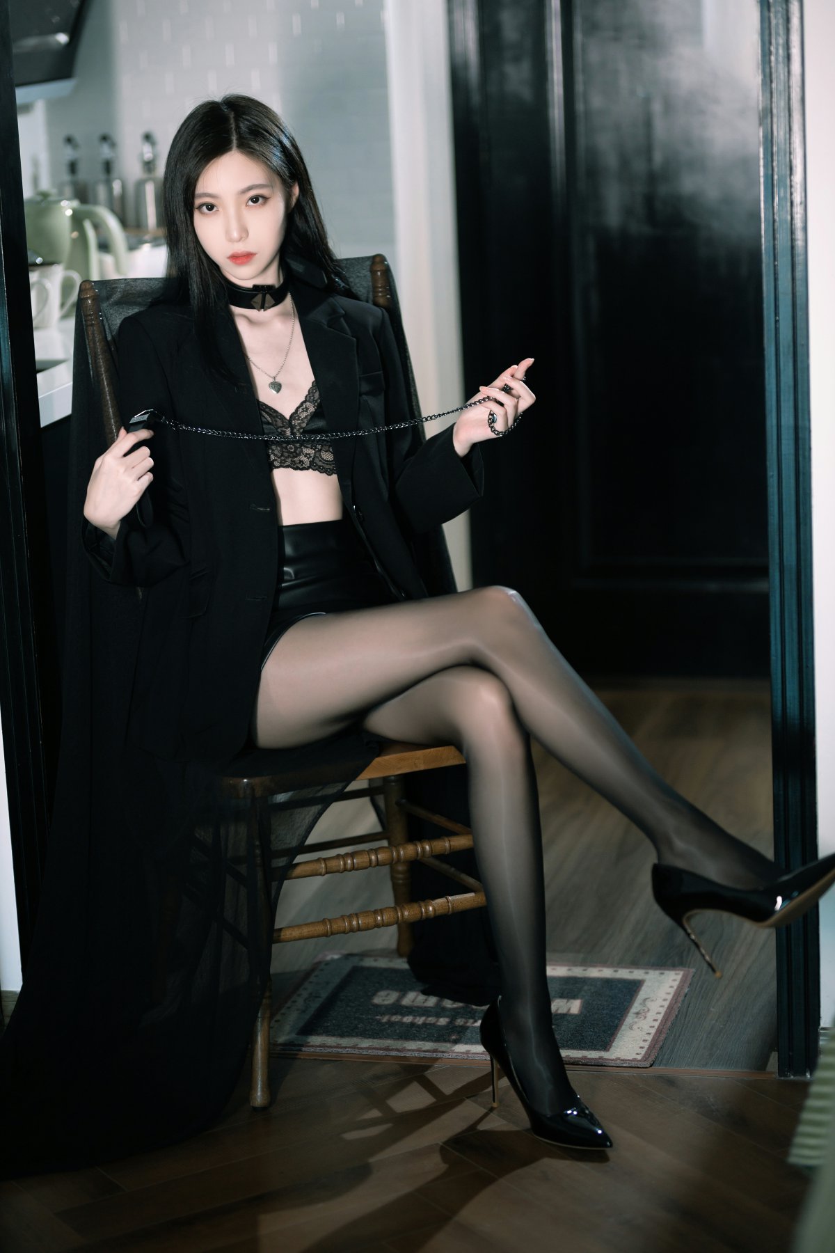 许岚 – 黑丝西装Cosplay 制服诱惑 职场御姐写真插图 许岚 – 黑丝西装Cosplay 制服诱惑 职场御姐写真插图