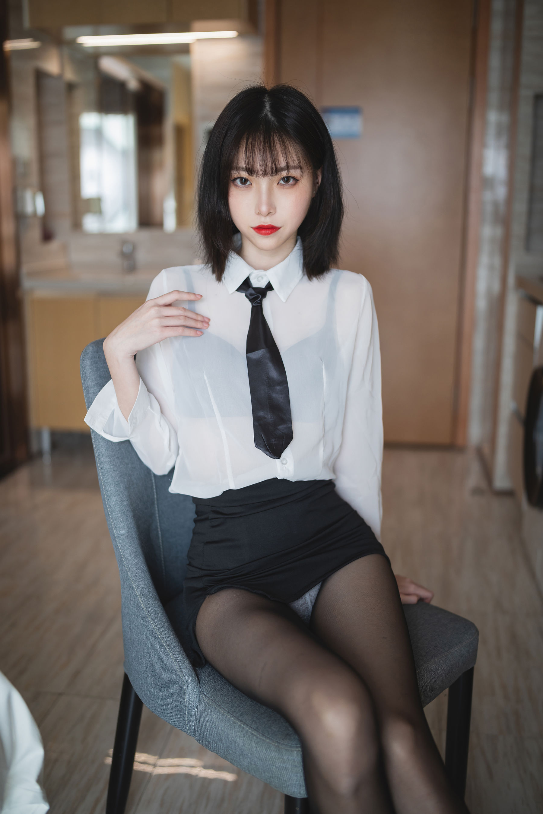许岚 – OL制服写真 职场女神办公室诱惑 Cosplay摄影作品插图