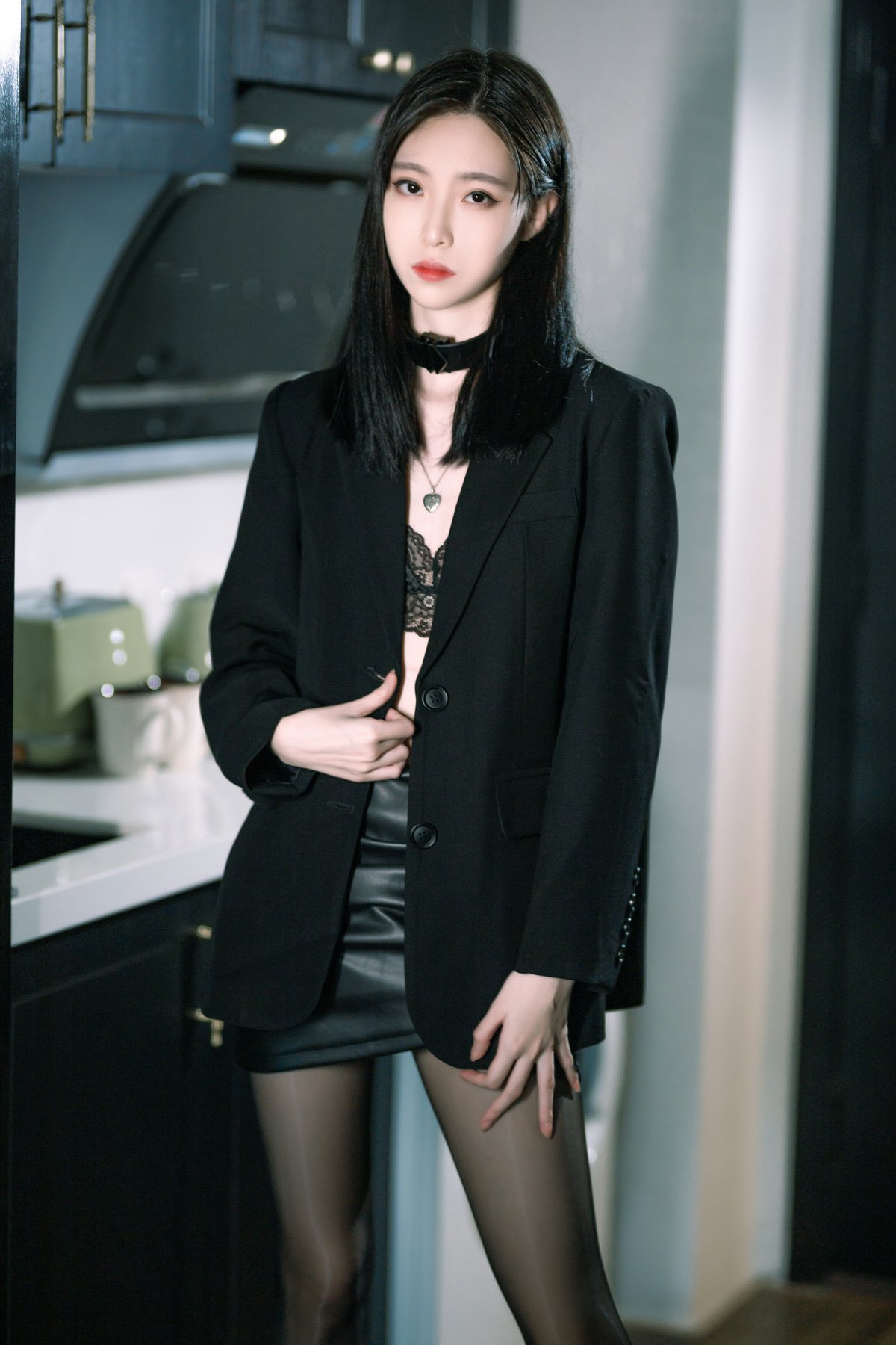 许岚 – 黑丝西装Cosplay 制服诱惑 职场御姐写真