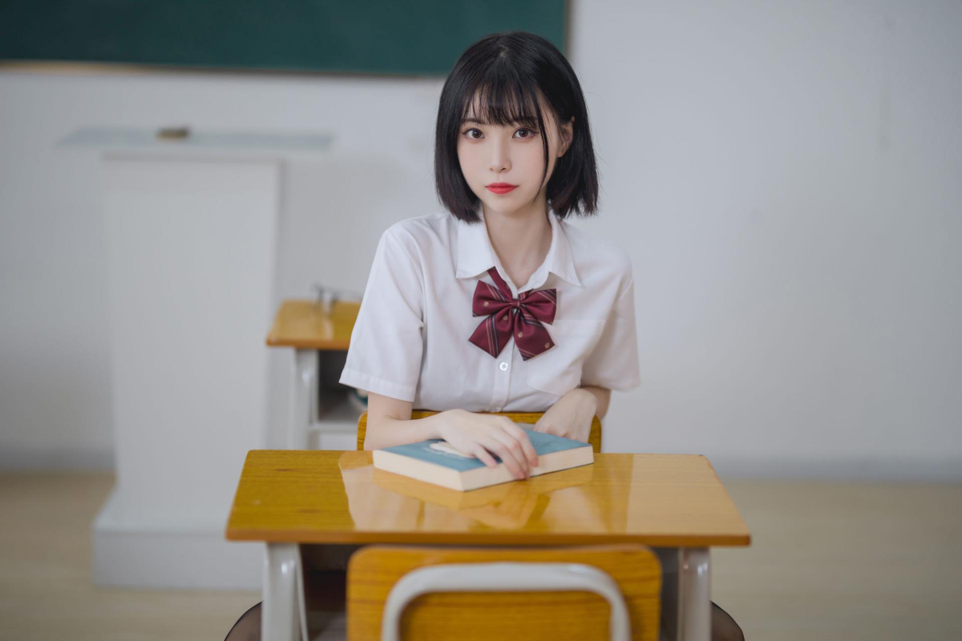 许岚 – 教室JK黑丝制服写真 校园风cosplay摄影作品插图 许岚 – 教室JK黑丝制服写真 校园风cosplay摄影作品插图