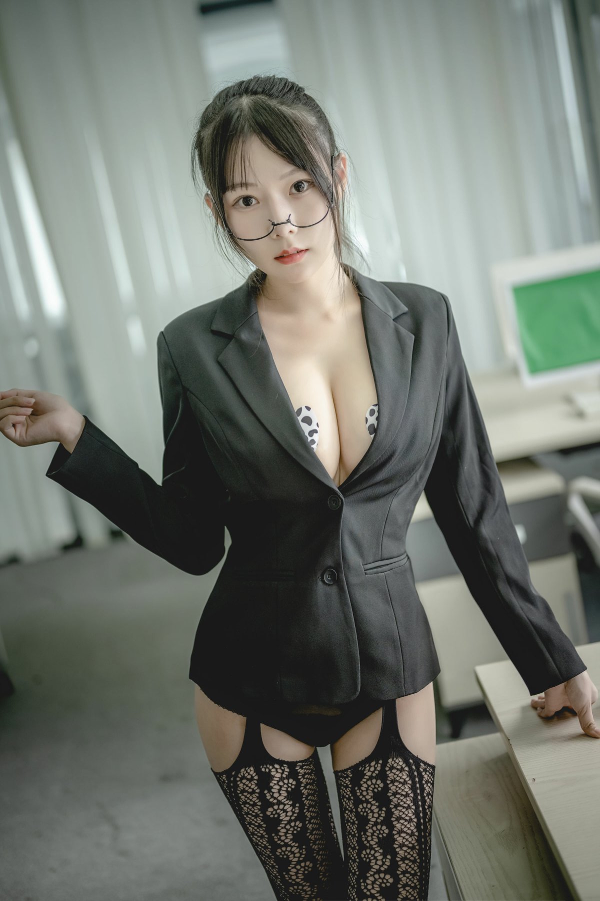 香草喵露露 – 黑色西装制服诱惑 Cosplay写真插图 香草喵露露 – 黑色西装制服诱惑 Cosplay写真插图