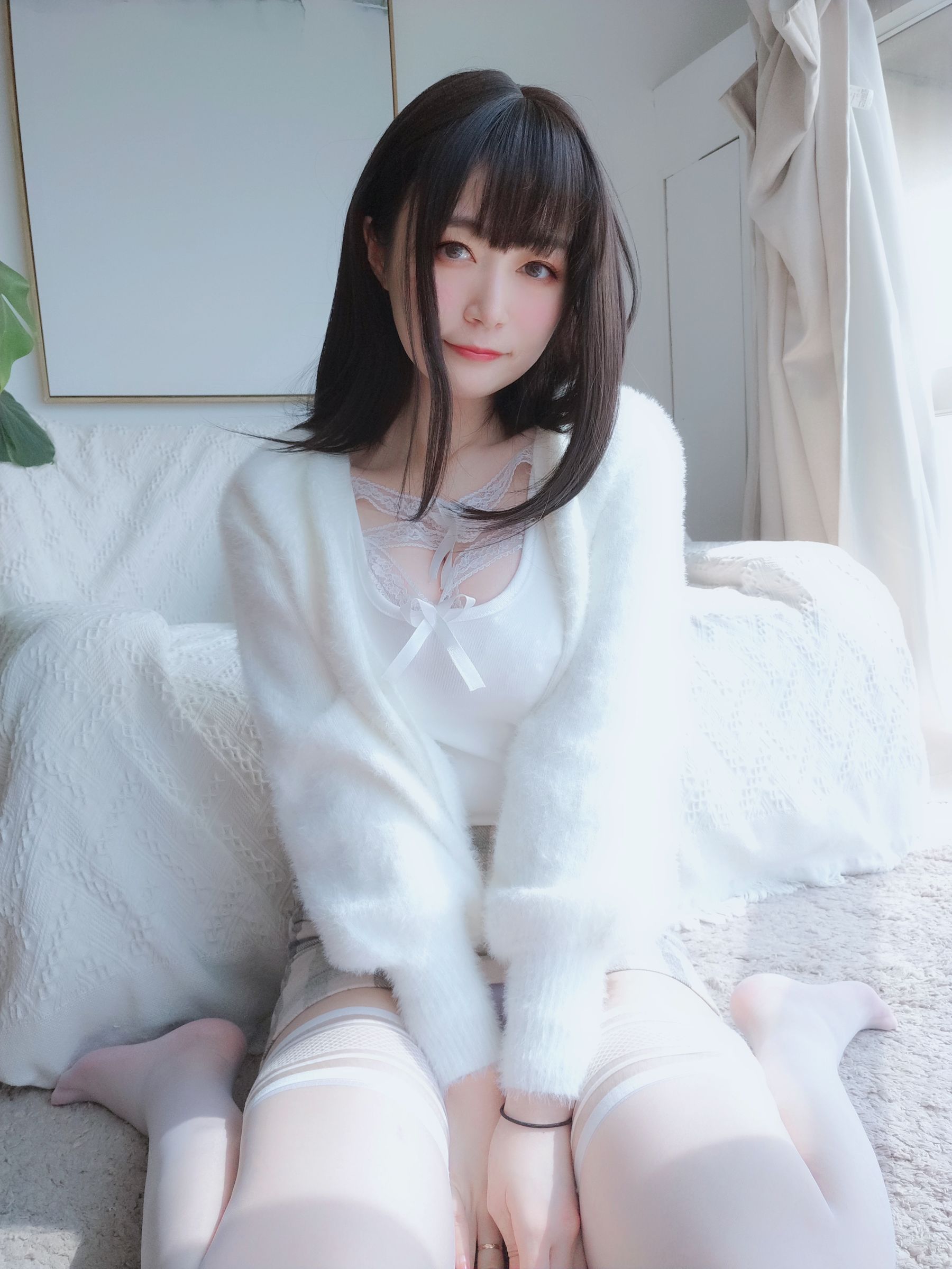 Coser小姐姐白银 – 白蕾丝cosplay写真 白银角色白蕾丝装扮摄影作品插图