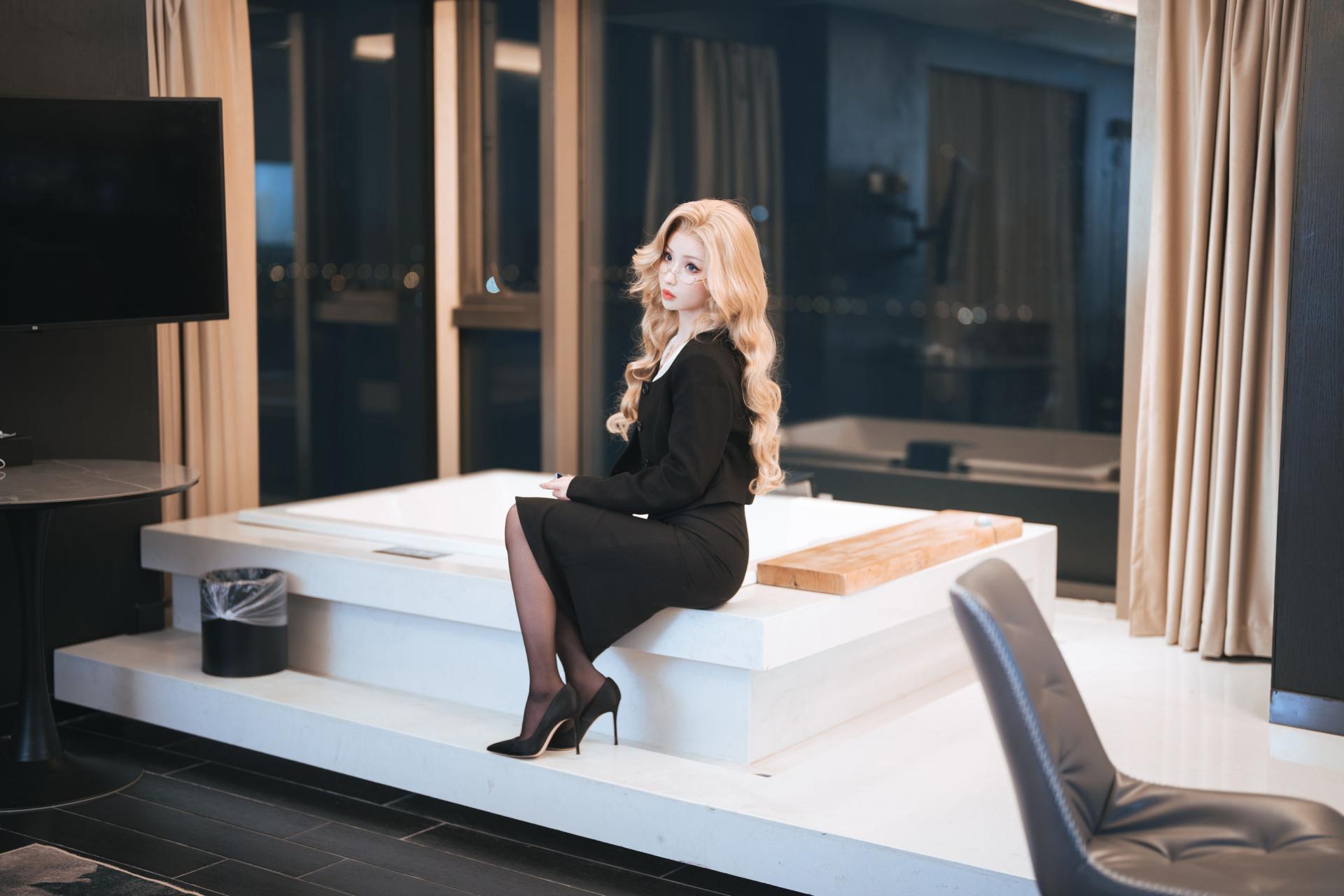 rioko凉凉子 女上司职场OL制服写真 Cosplay御姐气质