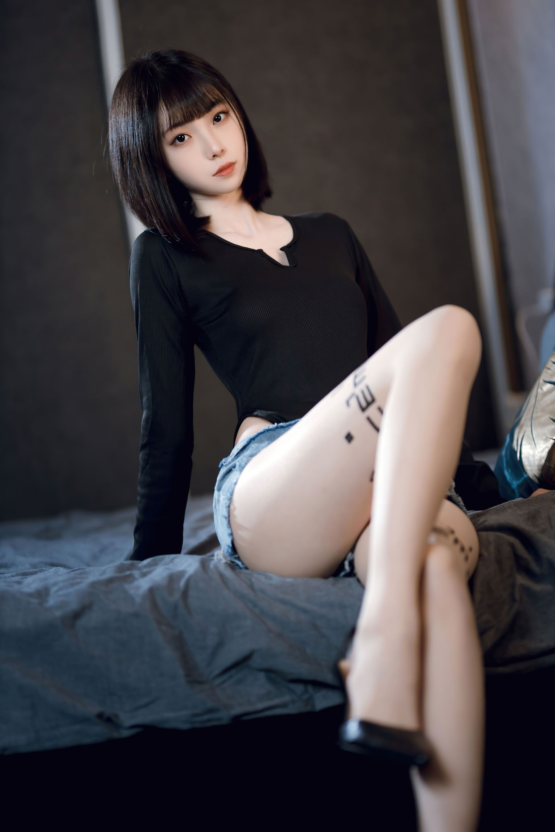 许岚 – 纯欲牛仔短裤性感写真 Cosplay美少女写真插图