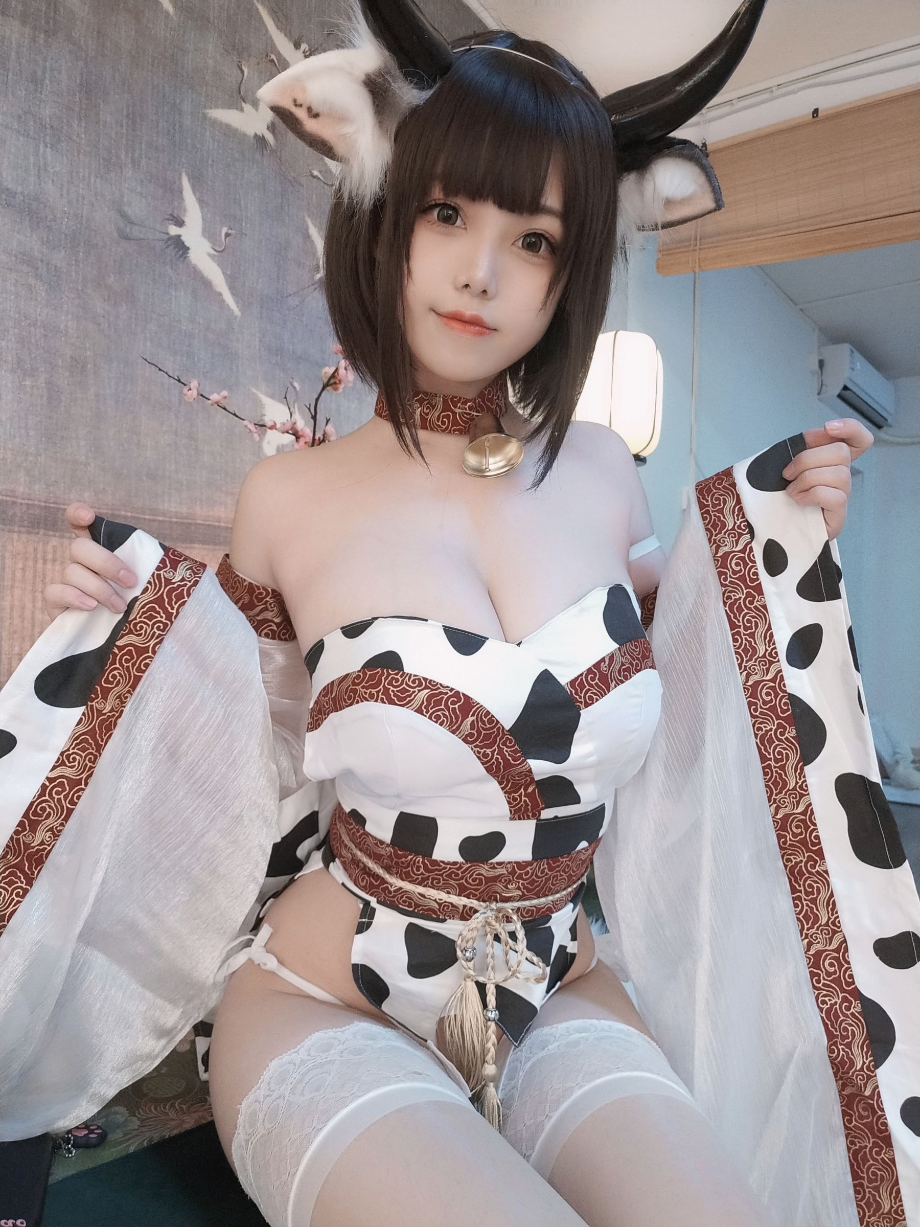 蜜汁猫裘 – 奶牛CosPlay写真 甜美奶牛娘萌系制服诱惑插图