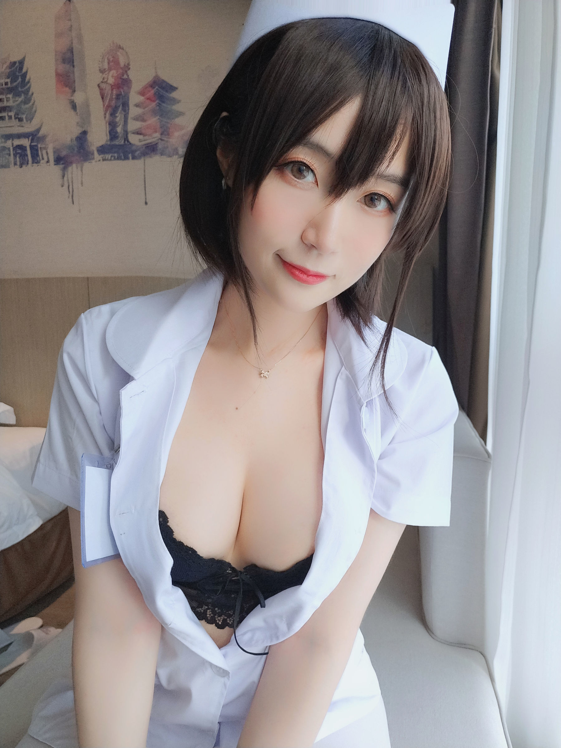 Coser小姐姐白银 – 短发小护士装 甜美治愈系cosplay写真插图