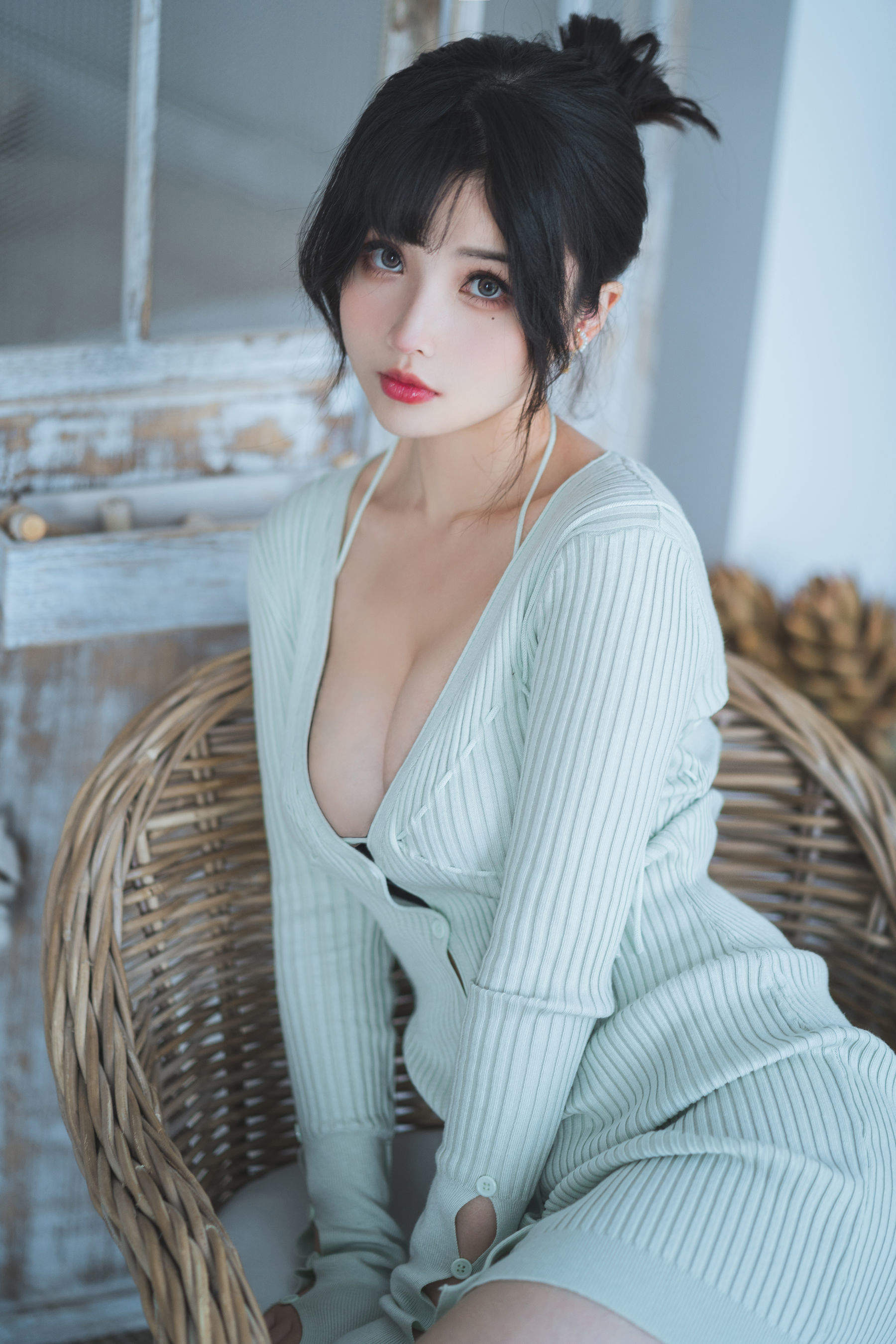 rioko凉凉子 人妻毛衣Cosplay 温柔人妻居家写真 毛绒质感私房摄影插图 rioko凉凉子 人妻毛衣Cosplay 温柔人妻居家写真 毛绒质感私房摄影插图