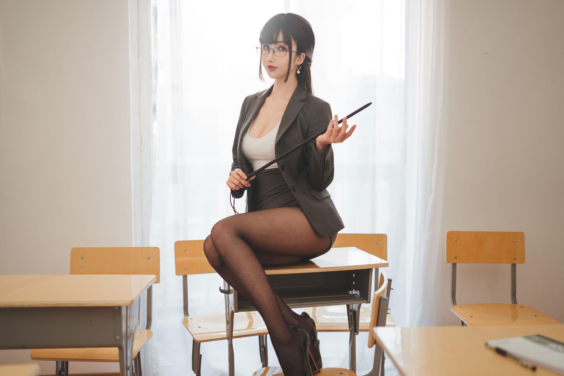 rioko凉凉子 – 奇怪老师cosplay写真 性感制服诱惑 二次元角色扮演插图