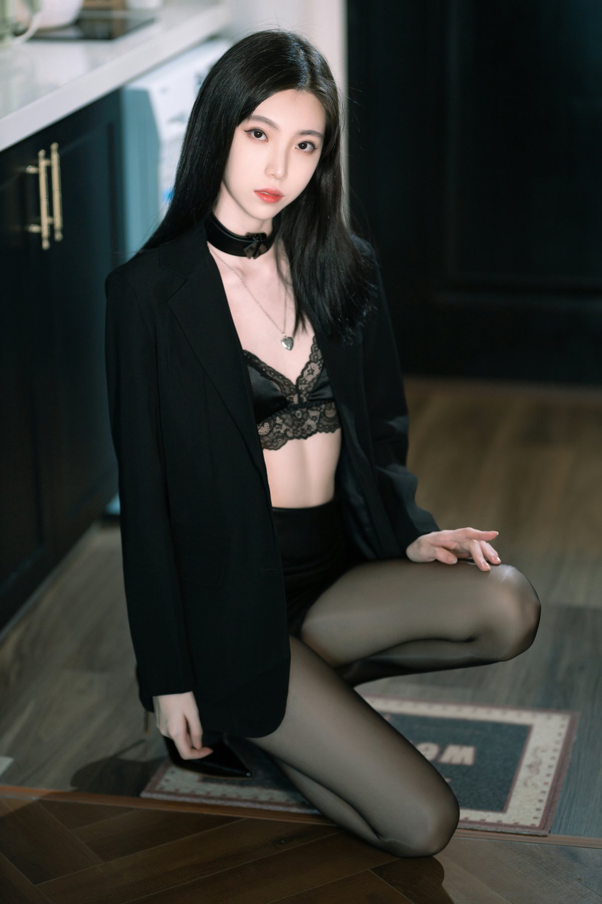 许岚 – 黑丝西装Cosplay 制服诱惑 职场御姐写真插图 许岚 – 黑丝西装Cosplay 制服诱惑 职场御姐写真插图