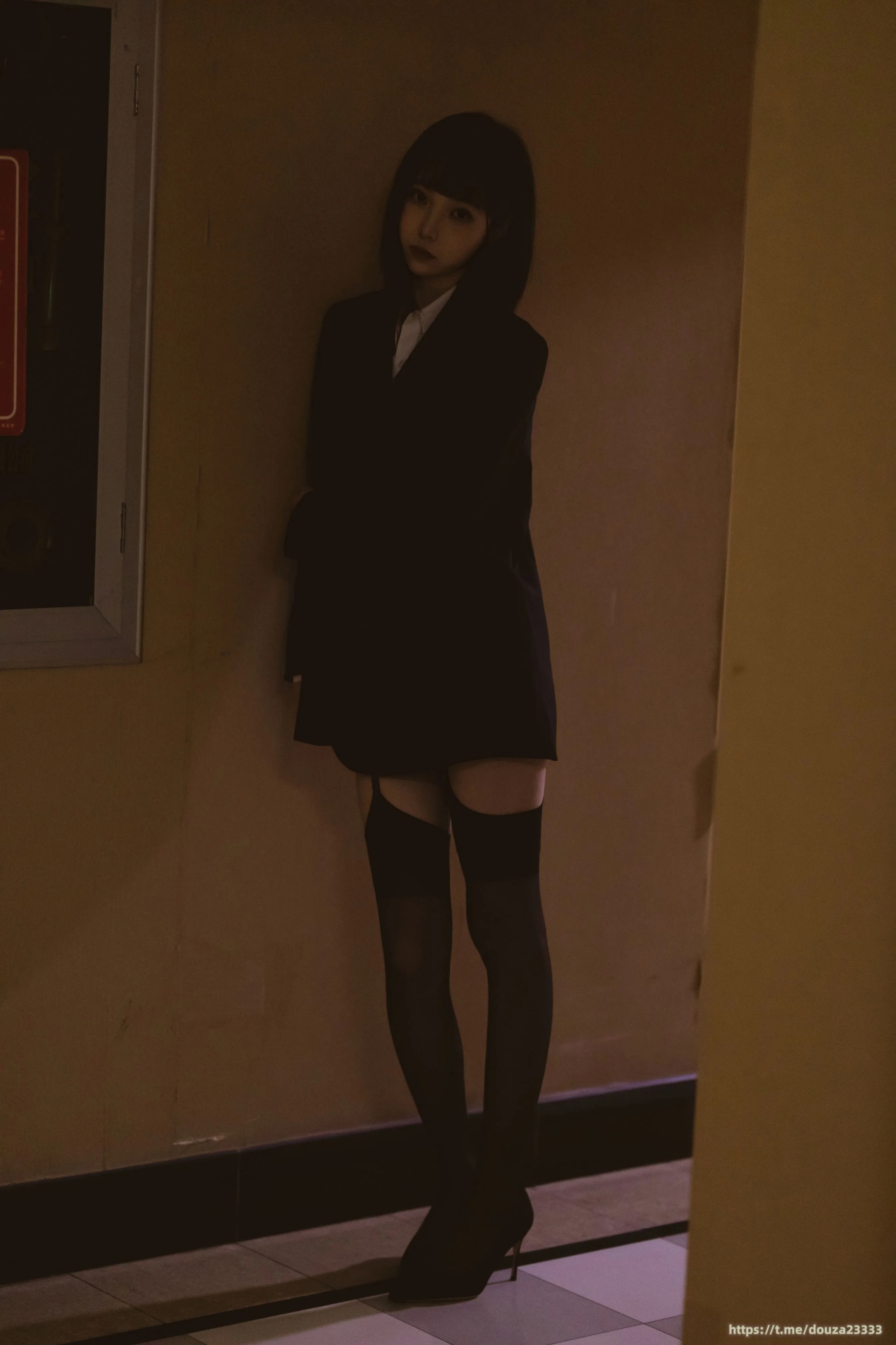 许岚 – 醉酒OL办公室诱惑 Cosplay写真插图 许岚 – 醉酒OL办公室诱惑 Cosplay写真插图