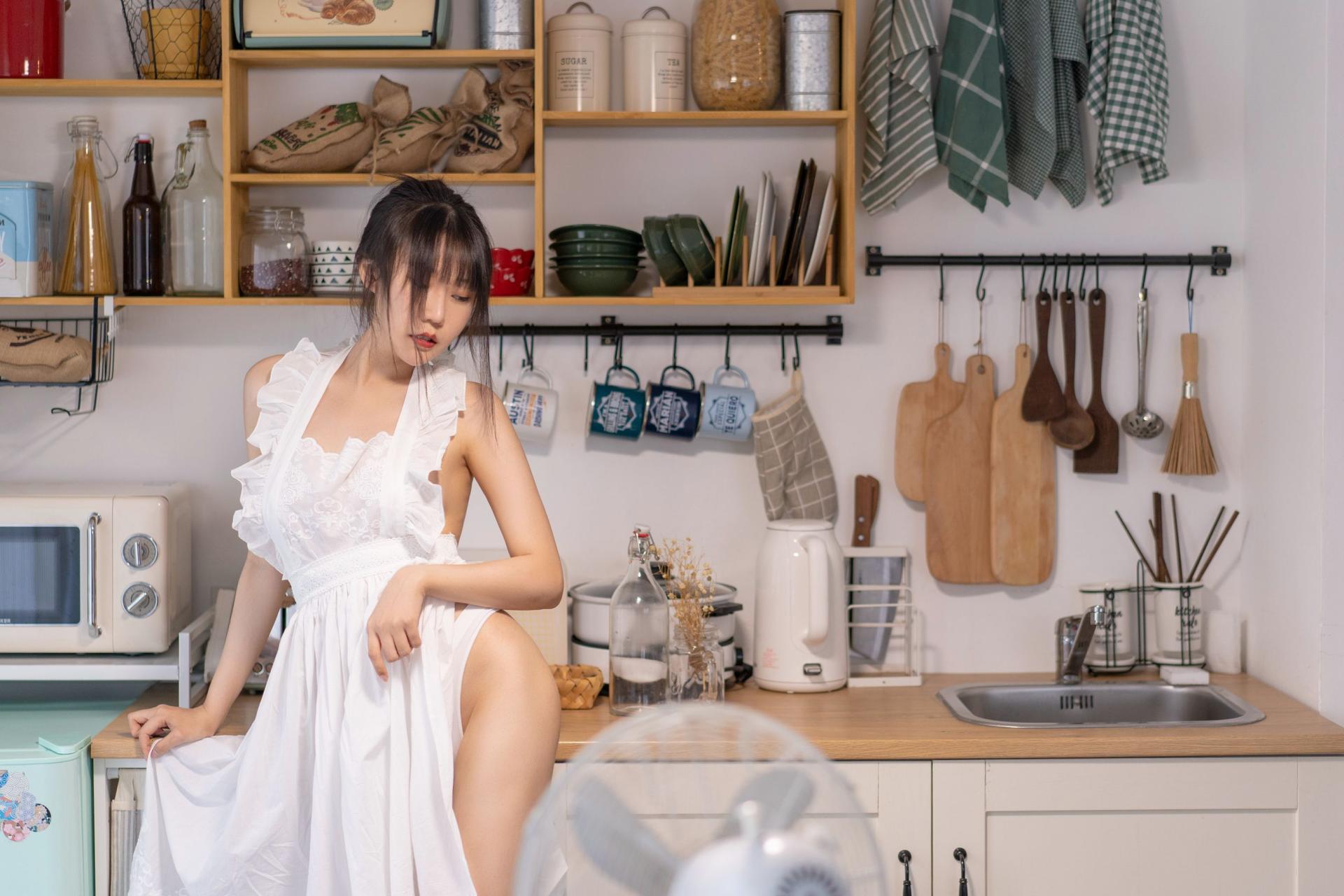 香草喵露露 – 厨娘cosplay写真 甜美厨娘装扮插图