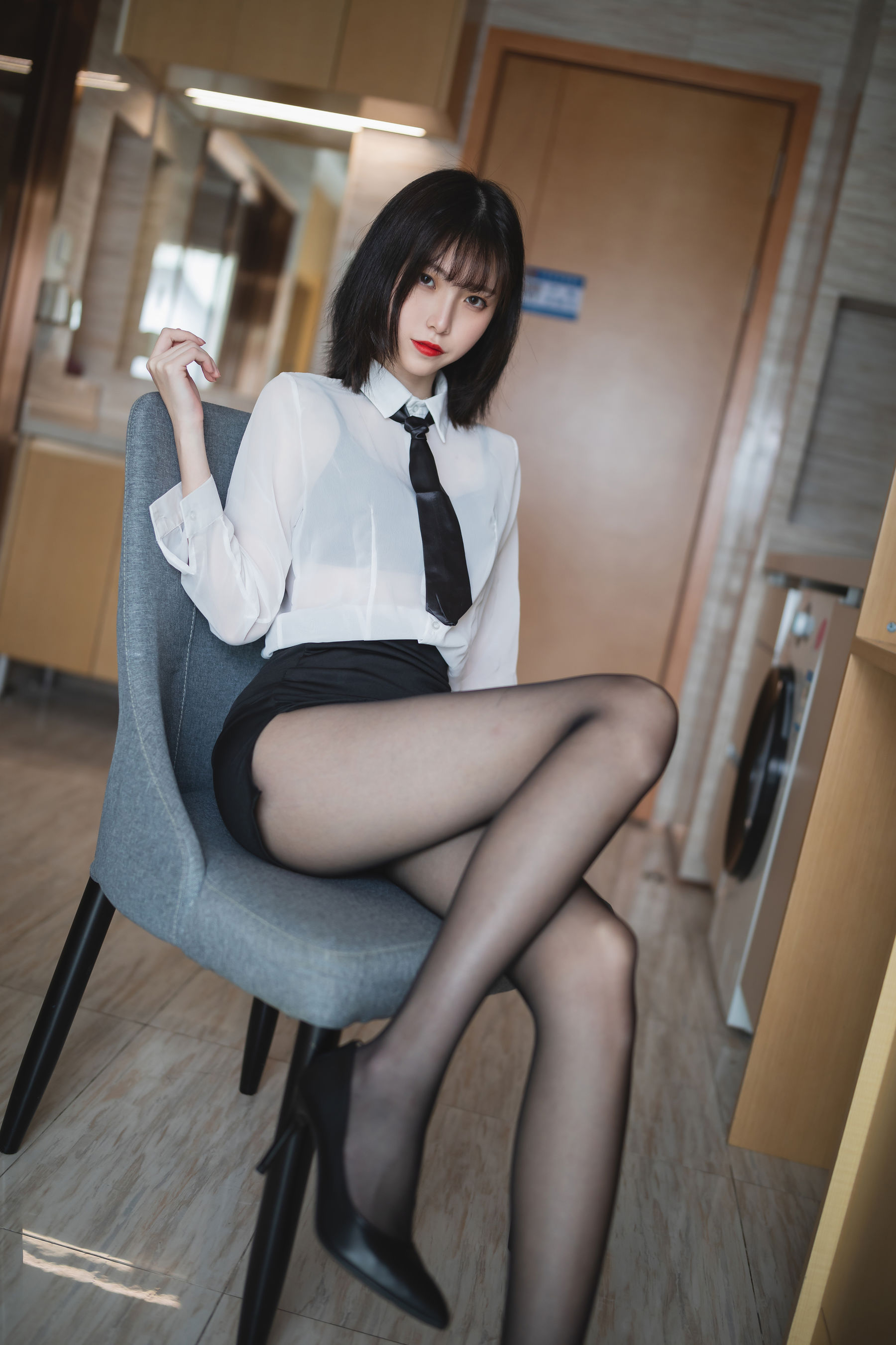 许岚 – OL制服写真 职场女神办公室诱惑 Cosplay摄影作品插图