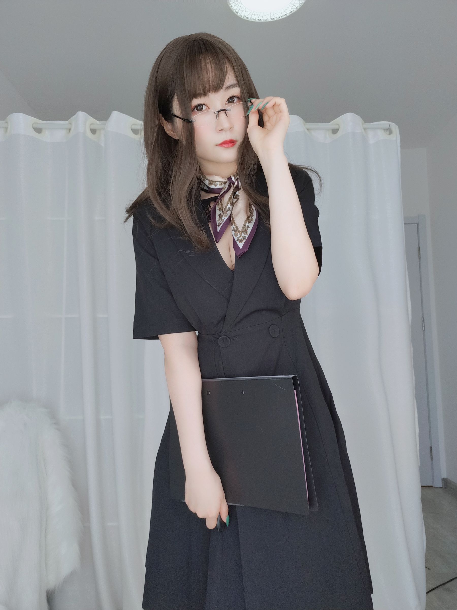 Coser小姐姐白银 – OL制服下的性感内衣写真插图