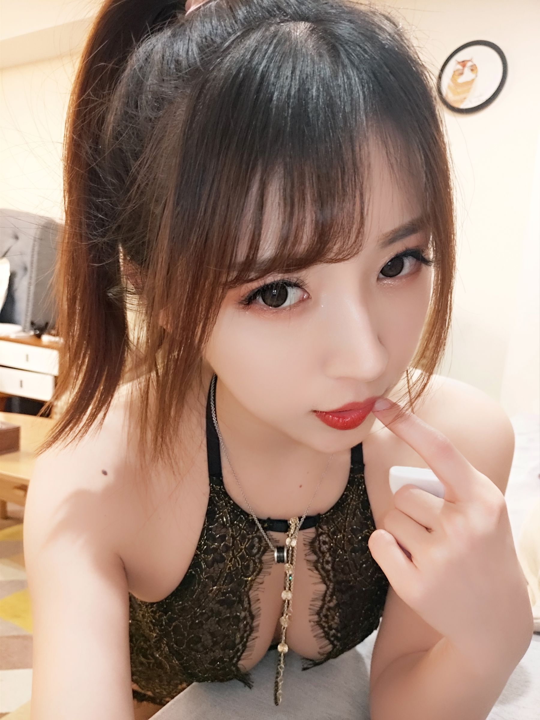 小女巫露娜 蕾丝亮钻黑色长筒袜性感哥特风Cosplay写真插图 小女巫露娜 蕾丝亮钻黑色长筒袜性感哥特风Cosplay写真插图