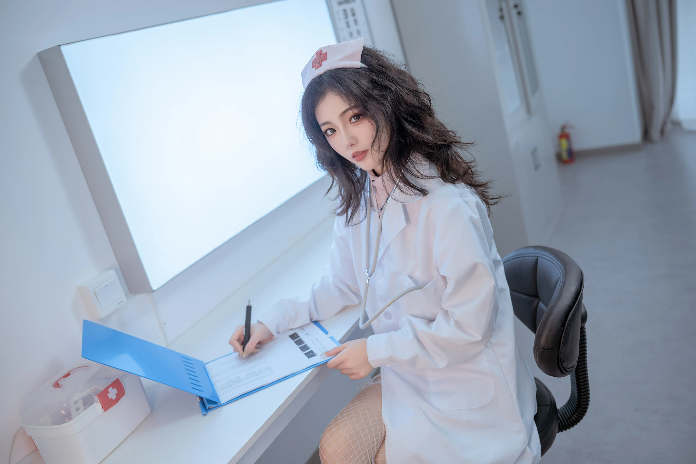 桃良阿宅 – 诊疗室护士制服Cosplay写真 二次元医疗主题摄影作品插图