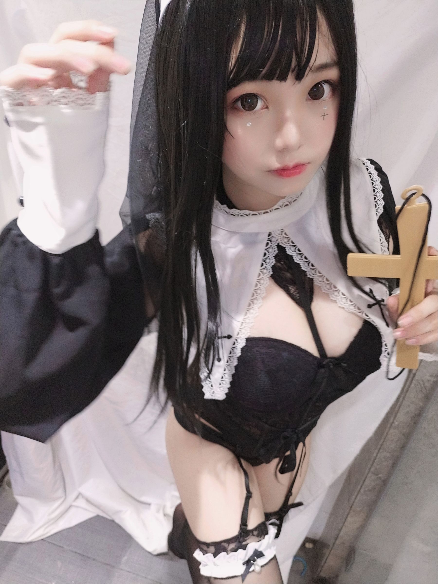 蜜汁猫裘 – 修女 cosplay 高清写真 圣洁修女装扮 二次元角色扮演插图 蜜汁猫裘 – 修女 cosplay 高清写真 圣洁修女装扮 二次元角色扮演插图