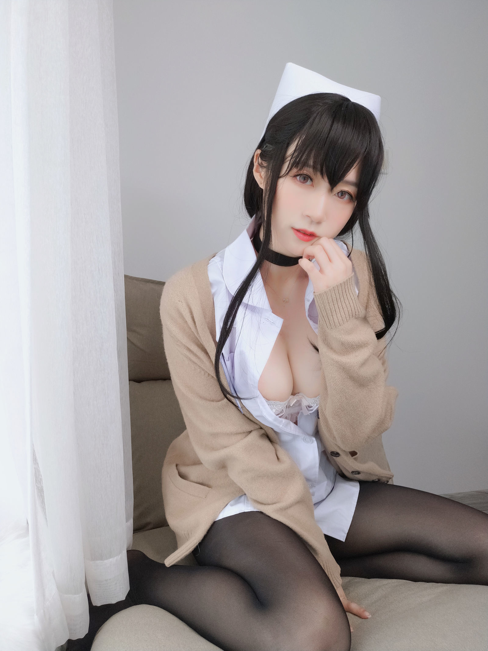 Coser小姐姐白银 – 长发小护士装 Cosplay写真集插图 Coser小姐姐白银 – 长发小护士装 Cosplay写真集插图
