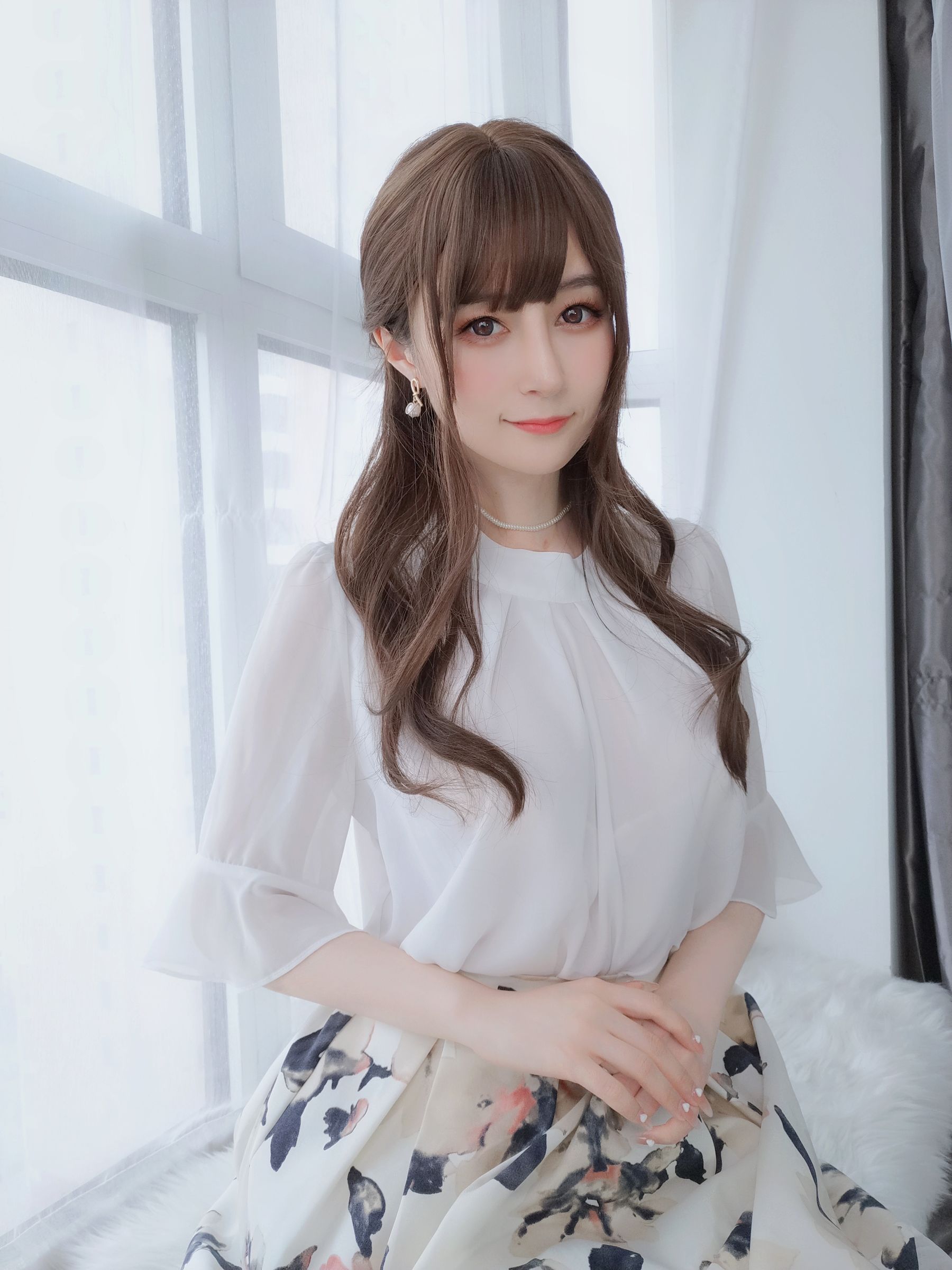 Coser小姐姐白银 – 肉丝人妻性感写真 白丝制服诱惑插图