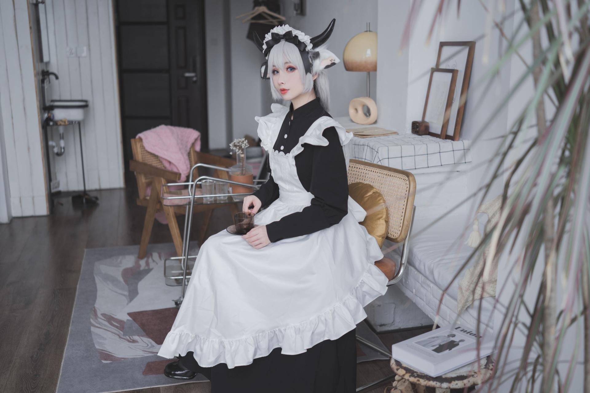 rioko凉凉子 奶牛女仆cosplay 温柔治愈系写真插图 rioko凉凉子 奶牛女仆cosplay 温柔治愈系写真插图