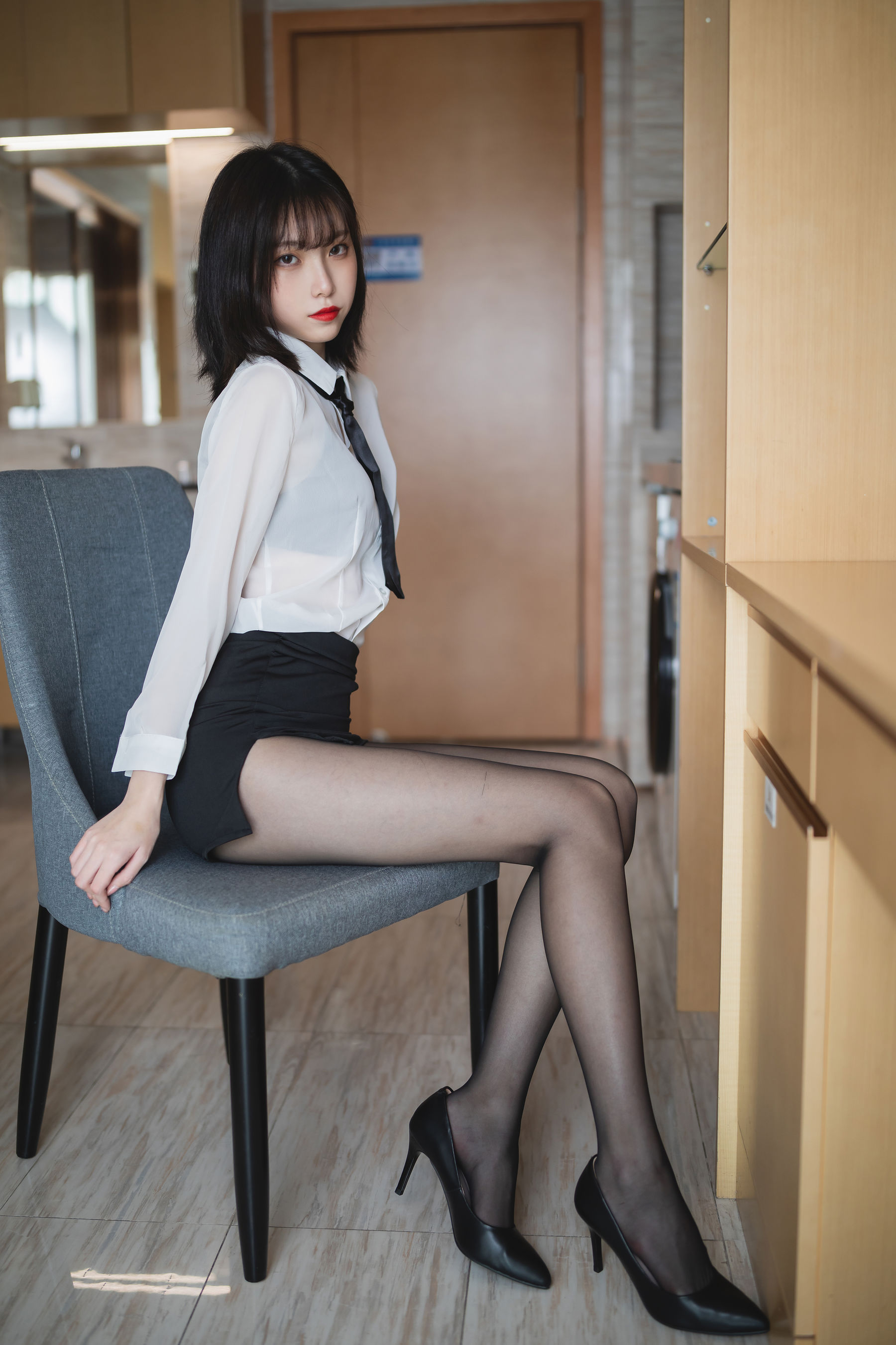 许岚 – OL制服写真 职场女神办公室诱惑 Cosplay摄影作品插图
