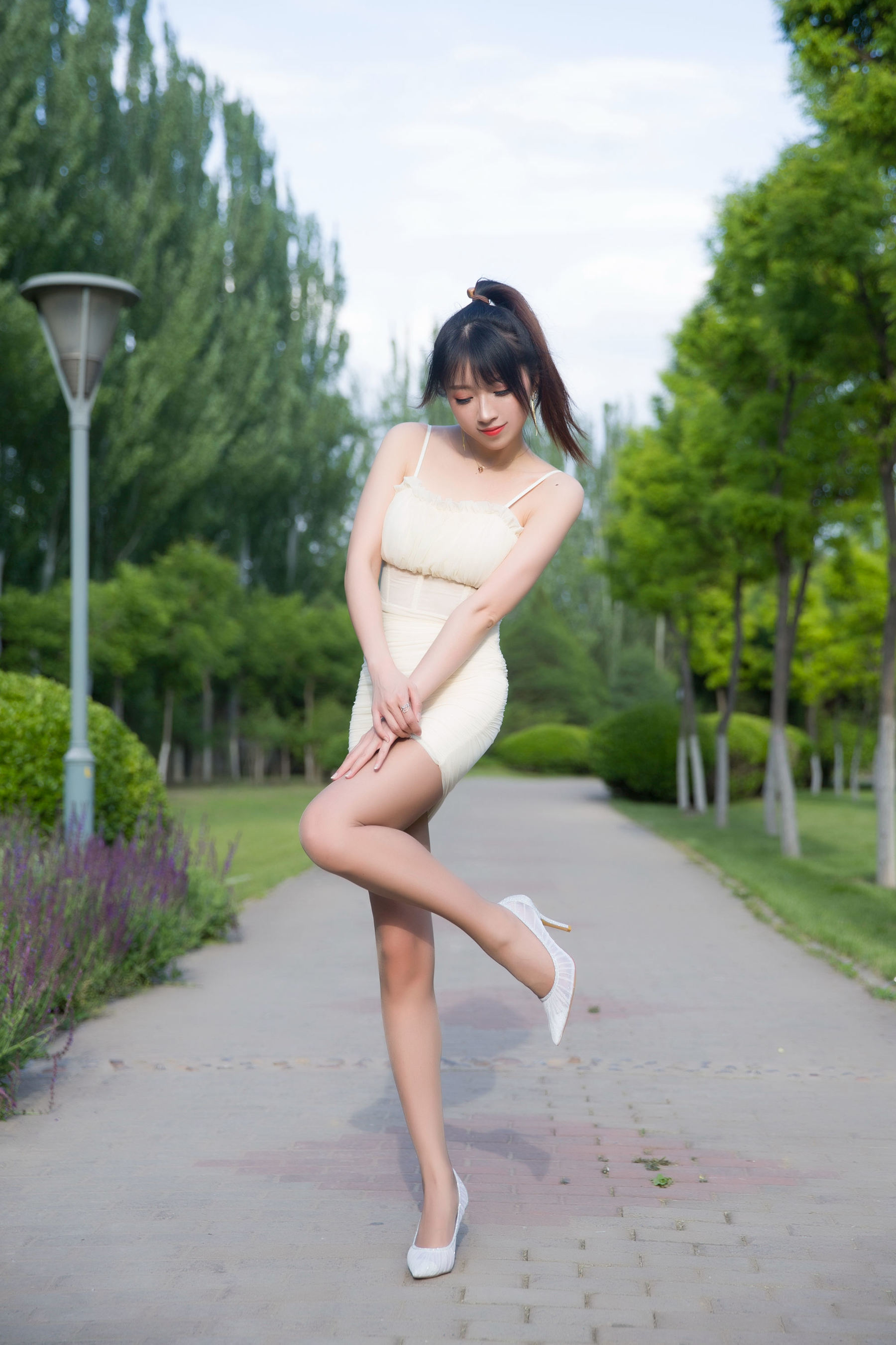 小女巫露娜 – 户外魔法森林小米裙Cosplay写真插图 小女巫露娜 – 户外魔法森林小米裙Cosplay写真插图