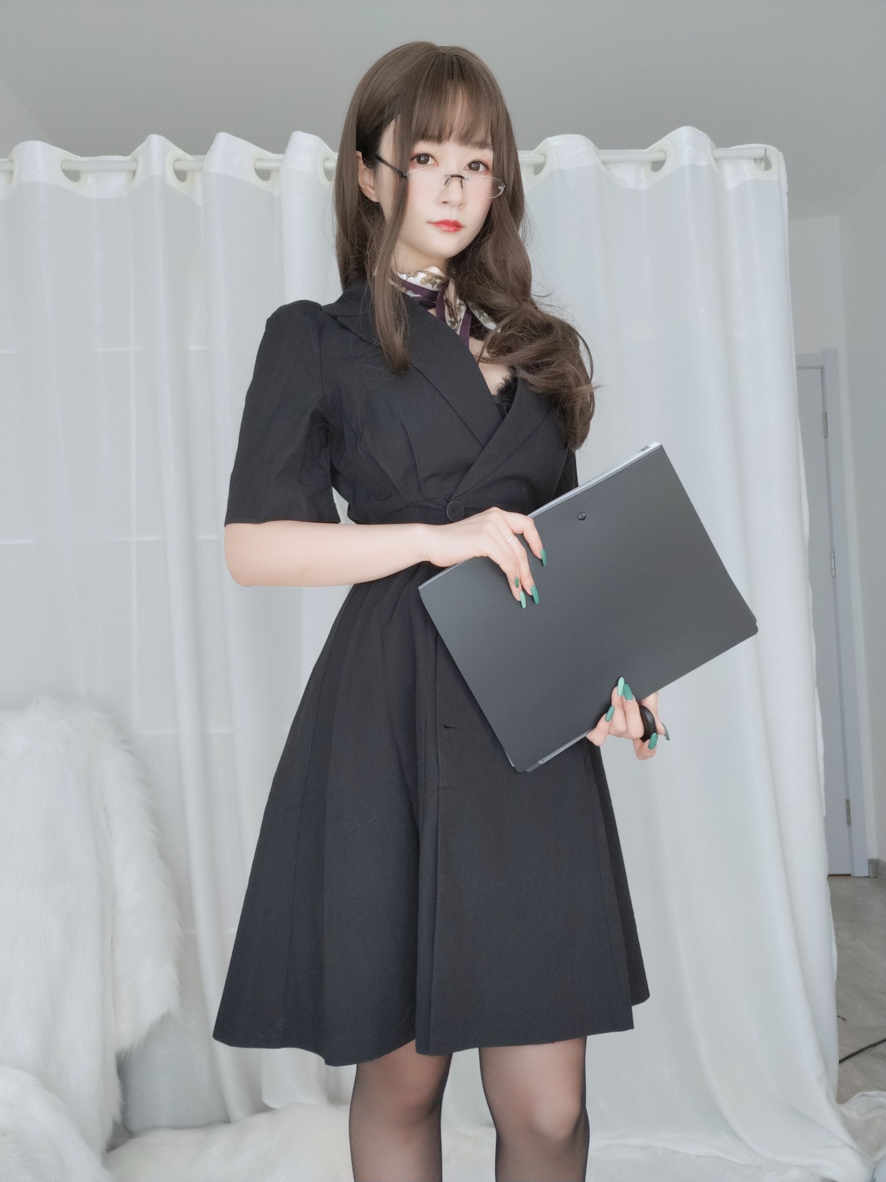 Coser小姐姐白银 – OL制服下的性感内衣写真插图 Coser小姐姐白银 – OL制服下的性感内衣写真插图