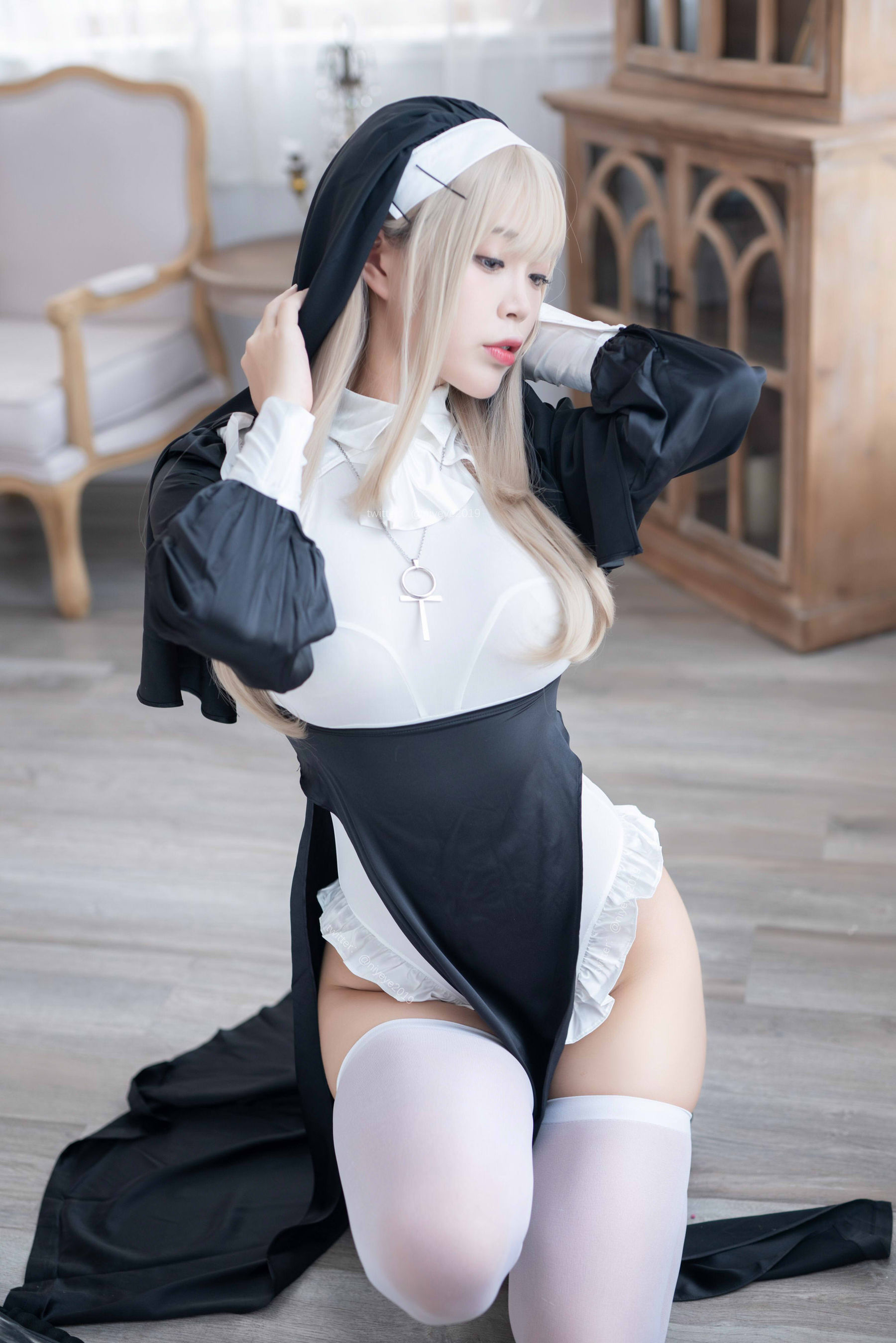 白烨 – 禁欲修女cosplay 萌系少女写真 高清图集插图