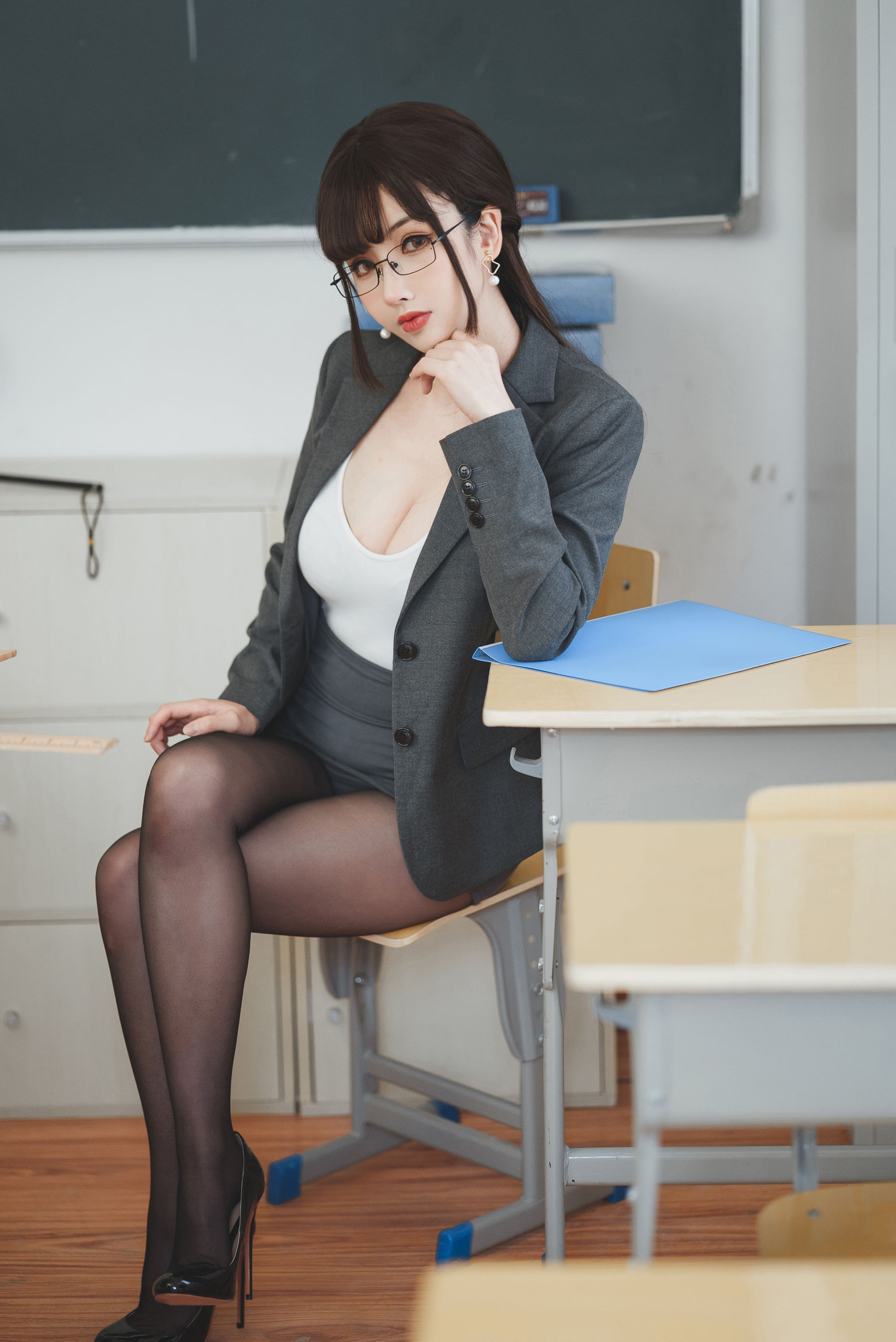 rioko凉凉子 – 奇怪老师cosplay写真 性感制服诱惑 二次元角色扮演